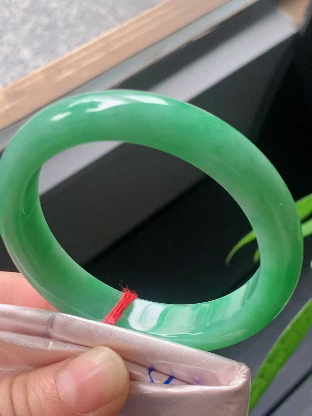 【翡翠名称】老坑种满绿52.8正圈口翡翠手镯
【翡翠尺寸】52.8/12.8/7.8mm适合51.8-54正圈口佩戴
【翡翠描述】宝贝种老水足，玉质细腻，色泽靓丽，性价比高，佩戴效果好！
【其它赠送】权威证书/精美挂绳盒子/支持全国复检