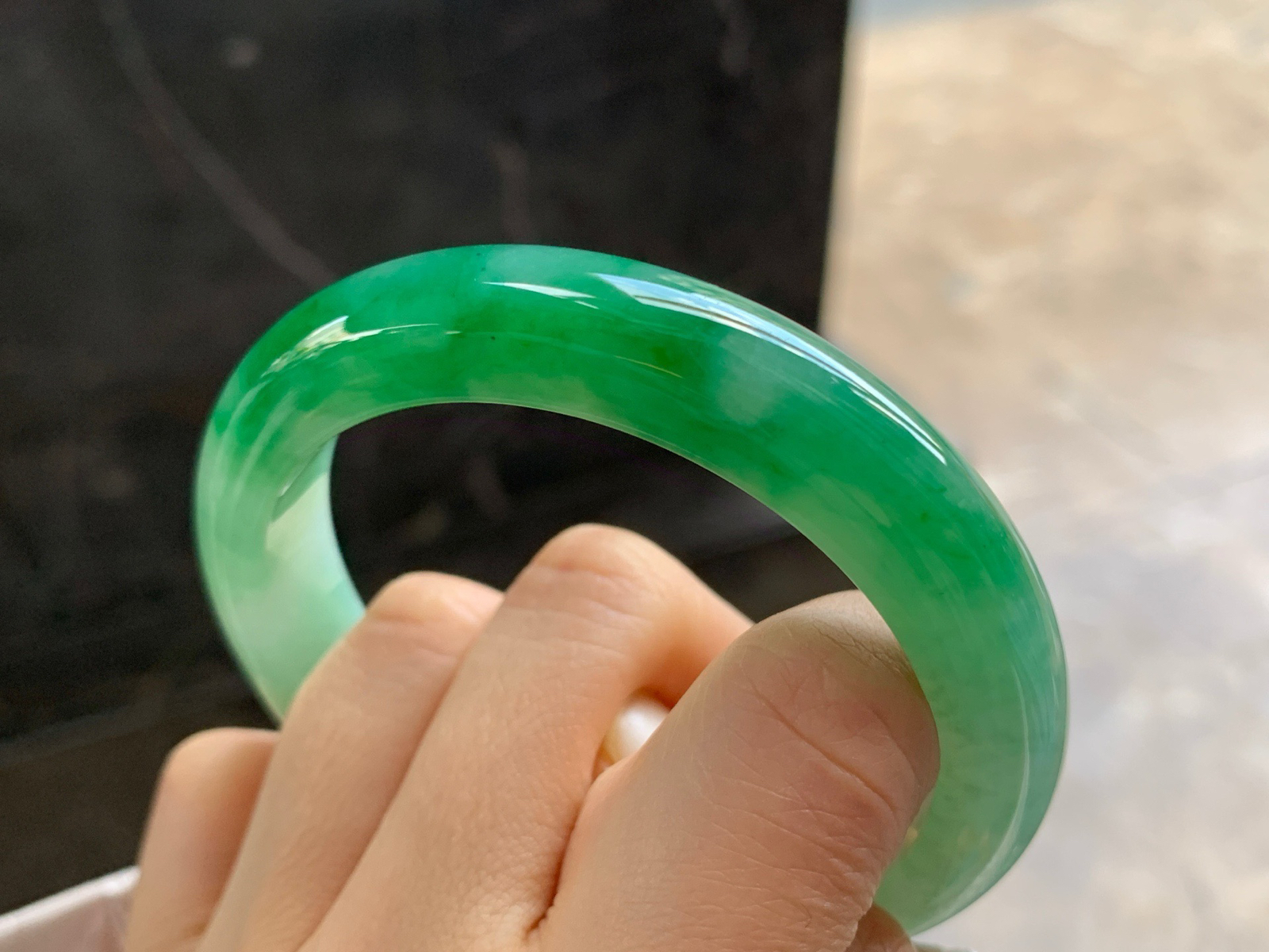 56-11.7-8.6

辣绿色手镯^_^鲜艳 玉质温润