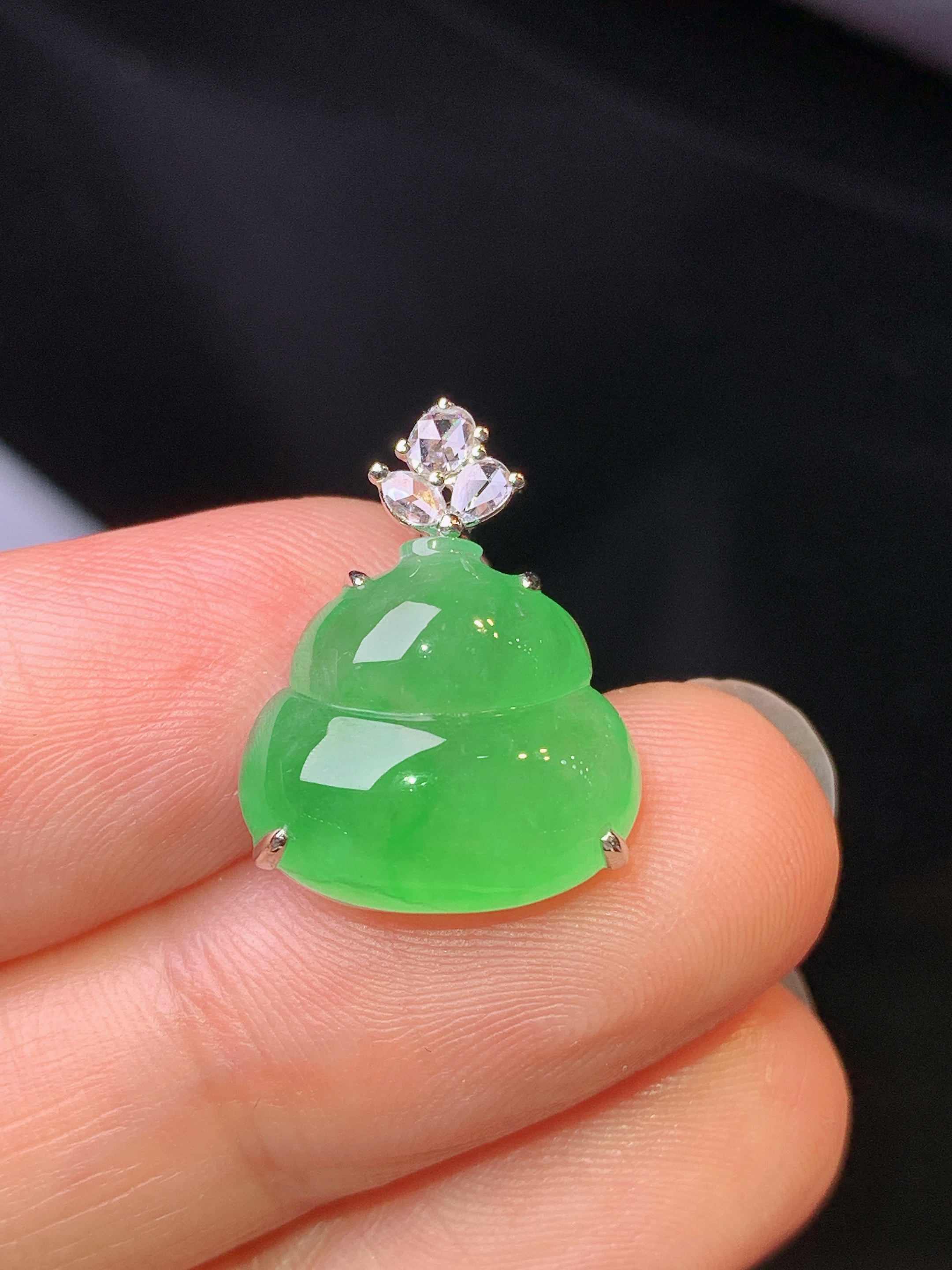 18k金钻镶嵌翠绿葫芦吊坠 玉质细腻 色泽艳丽清新 水润亮眼 整体尺寸18.2*14*5.5g1