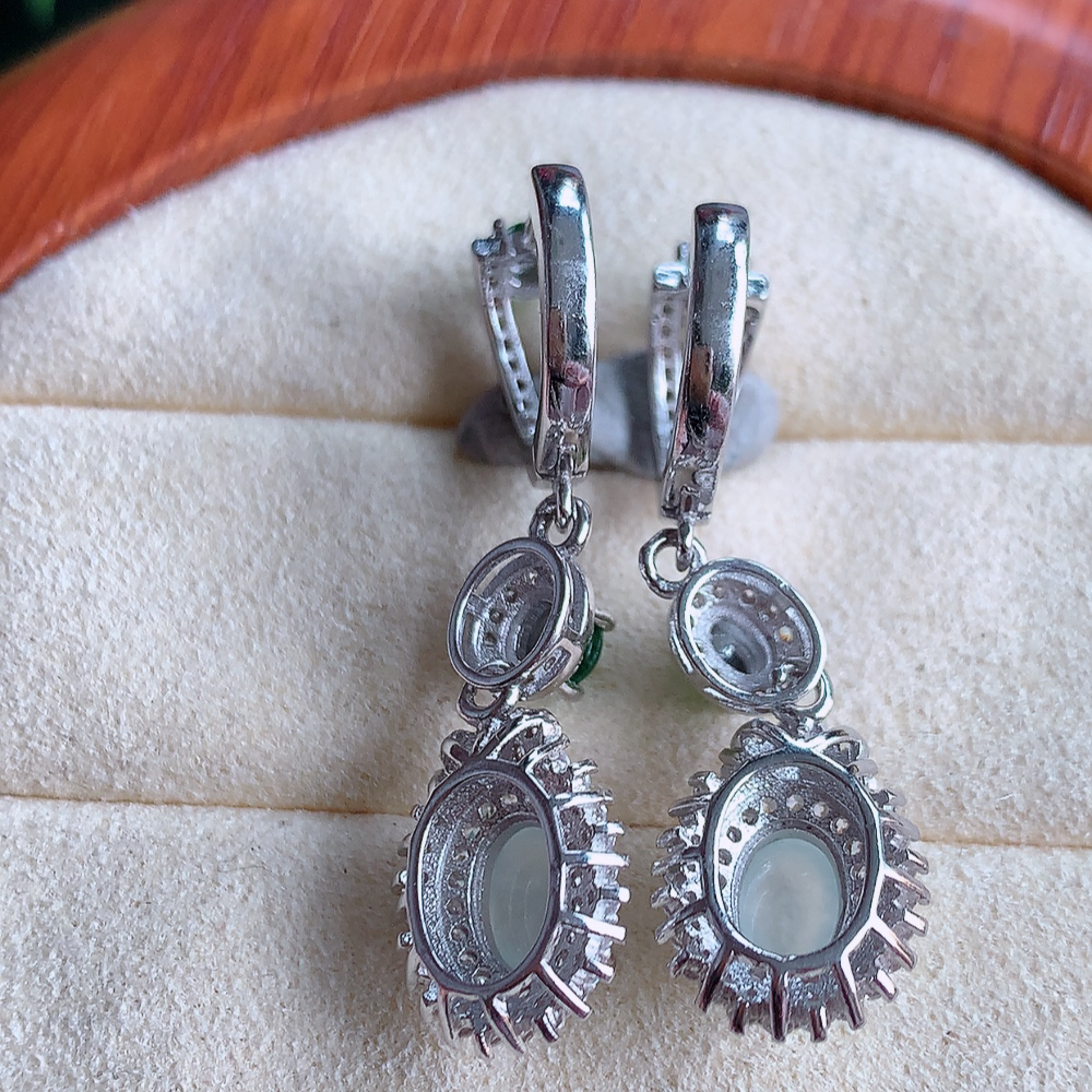 冰润翡翠925银镶嵌耳钉，自然光实拍，翠色灵动，颜色漂亮，种老水足，品相佳，佩戴佳品！W502.18  取一整体尺寸：22-10.5-7.3mm  裸石尺寸：7.5-5.8mm