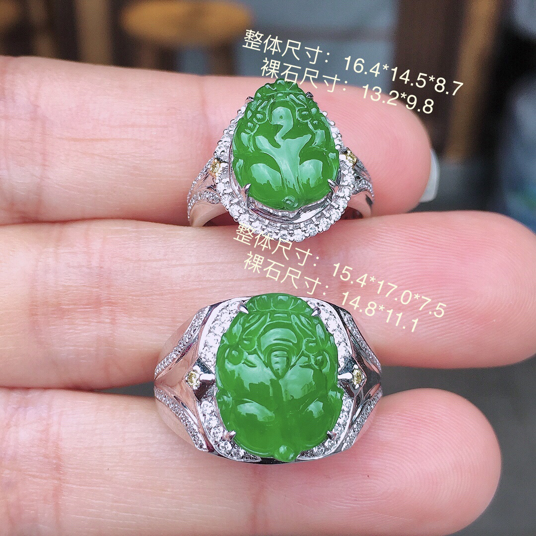 阳绿貔貅情侣戒指，色泽均匀艳丽，玉质细腻，荧光感超
强，饱满圆润，尽显优雅气质，18k
金豪华镶嵌