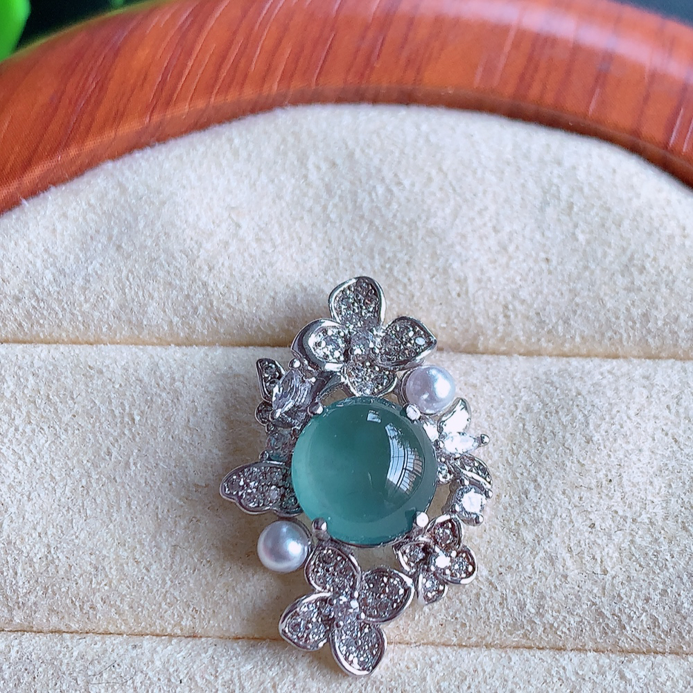 冰晴水蛋面翡翠吊坠，质地细腻，清秀高雅，饱满圆润  款式大方经典，颜色鲜艳，沁人心脾，高质量精品   W502.18  整体尺寸：24-16-6.5mm   裸石尺寸：8.5mm