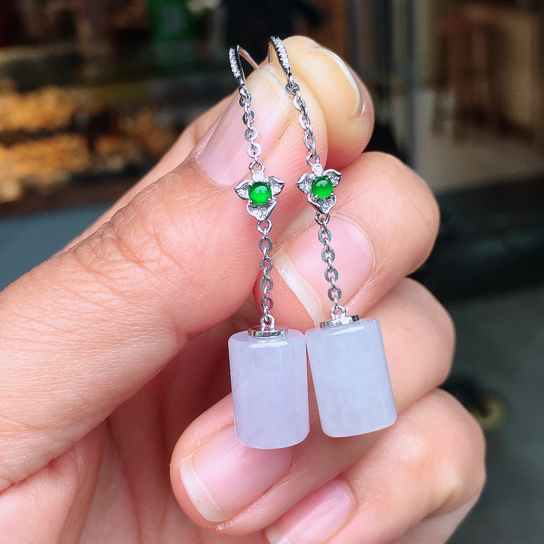 淡紫罗兰路路通耳坠，色泽均匀艳丽，玉质细腻，荧光感超
强，饱满圆润，尽显优雅气质，18k
金豪华镶嵌