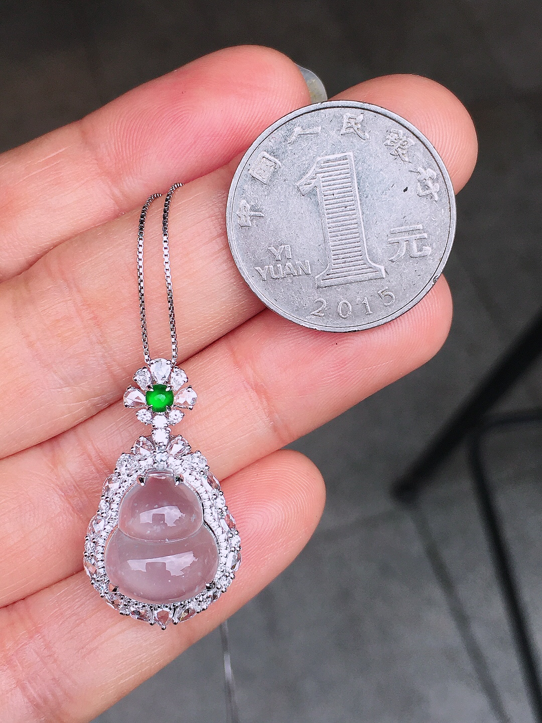 玻璃种葫芦吊坠，玉质细腻，荧光感超
强，饱满圆润，尽显优雅气质，18k
金豪华镶嵌