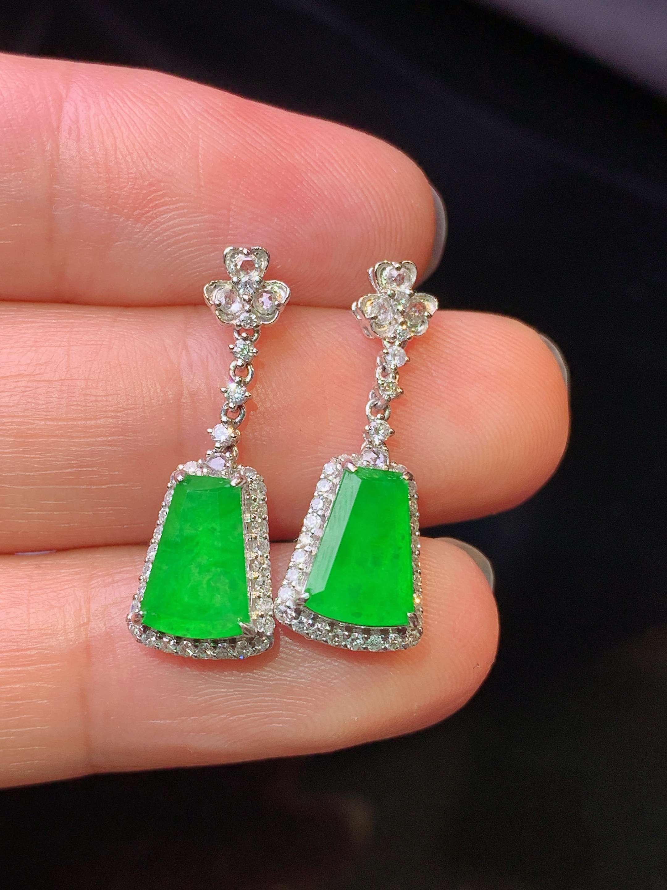 18k金钻镶嵌翠绿无事牌耳坠 玉质细腻 色泽艳丽清新 水润亮眼 整体尺寸23*8.5*5.2g1