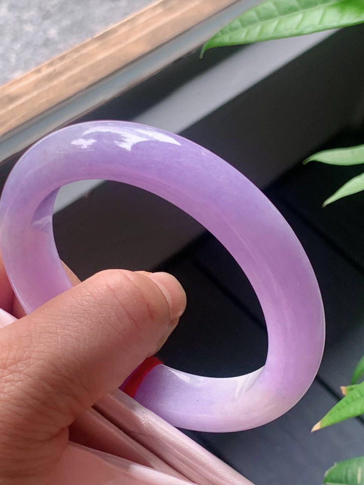 【翡翠名称】老坑种紫罗兰正圈口翡翠手镯
【翡翠尺寸】59.5/12.5/10.5mm适合58.5-60.6正圈口佩戴
【翡翠描述】宝贝种老水足，玉质细腻，色泽靓丽，性价比高，佩戴效果好！
【其它赠送】权威证书/精美挂绳盒子/支持全国复检