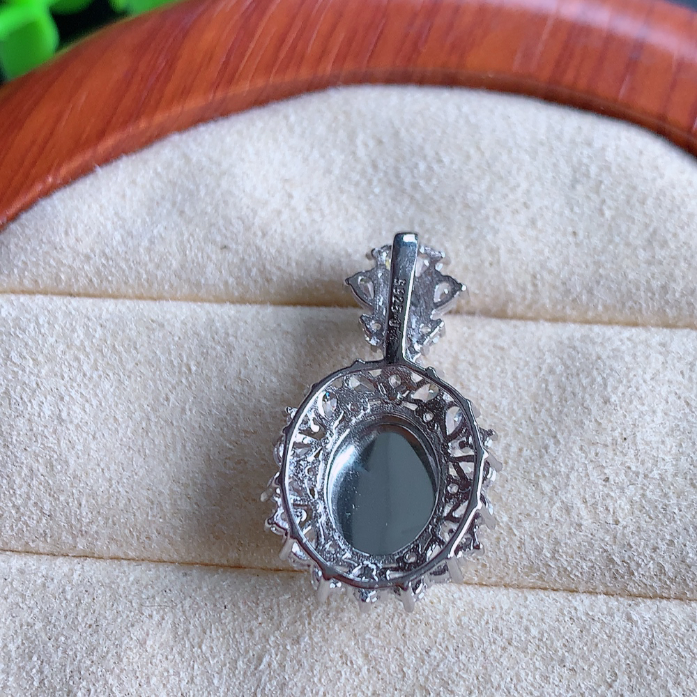 冰润满绿蛋面翡翠吊坠，质地细腻，清秀高雅，饱满圆润  款式大方经典，颜色鲜艳，沁人心脾，高质量精品   W502.18  整体尺寸：24.5-14.5-7.6mm   裸石尺寸：10-8mm