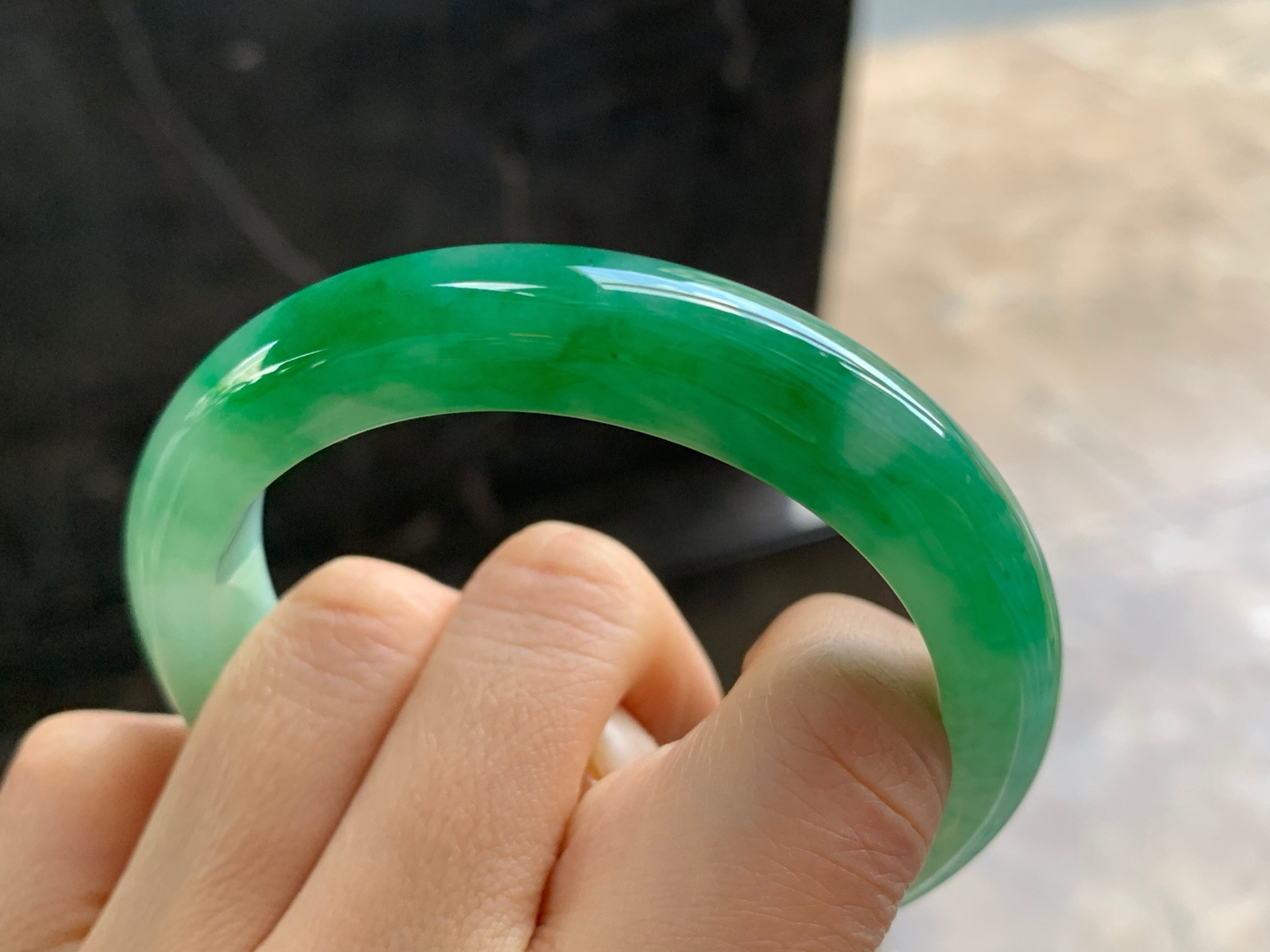 56-11.7-8.6

辣绿色手镯^_^鲜艳 玉质温润