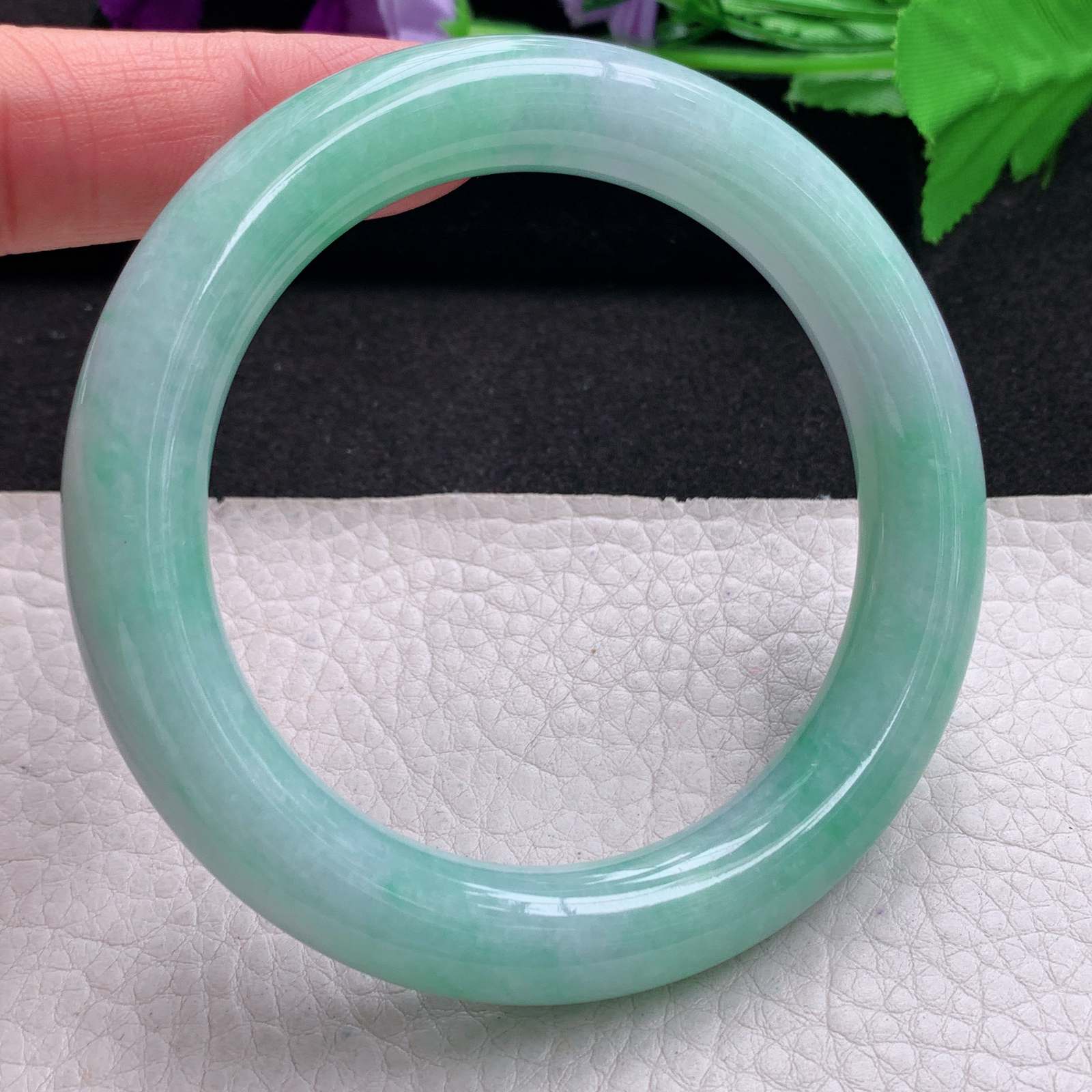 js实拍59*11.5*11美人镯 缅甸翡翠a货玉手镯精美淡春带彩圆条玉手环