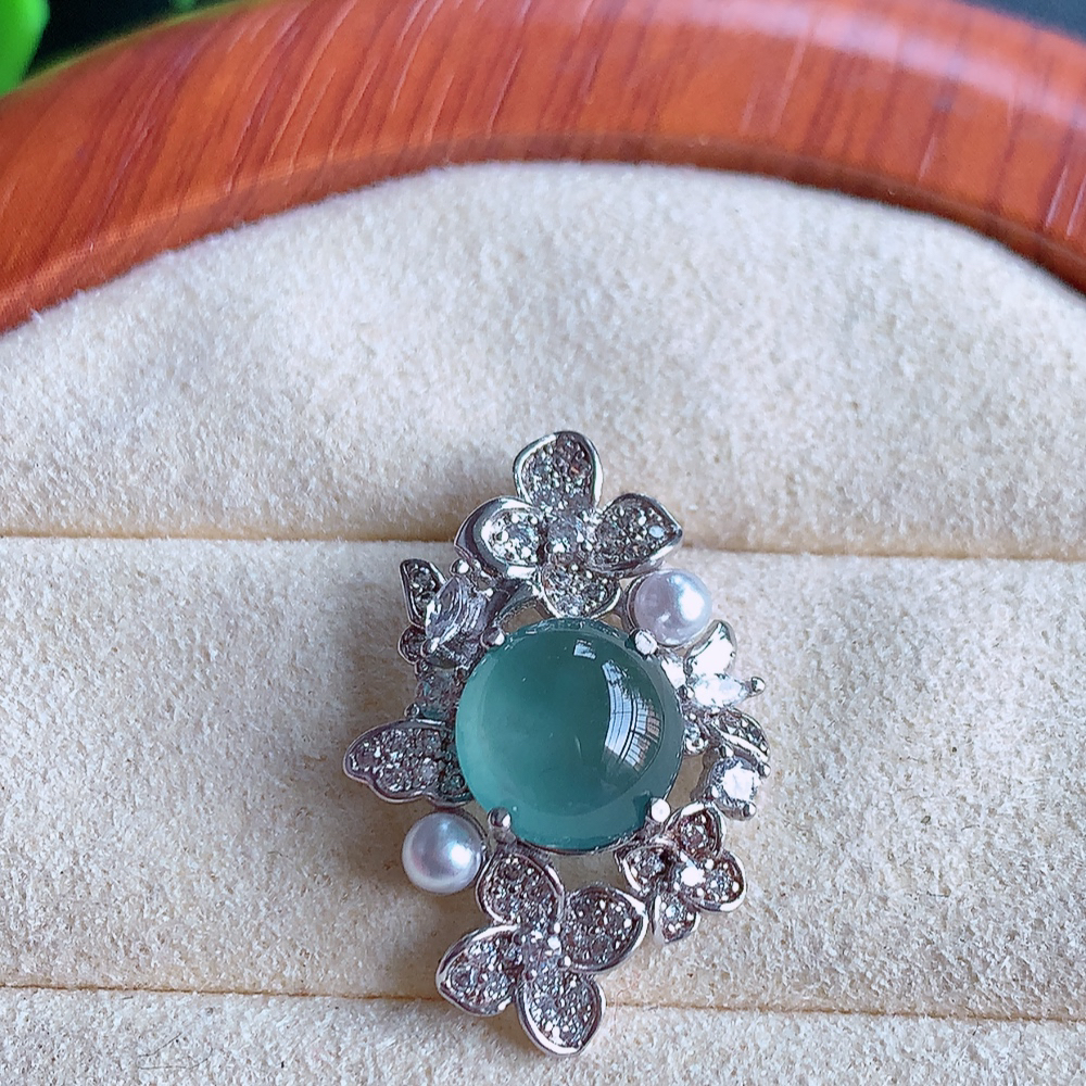 冰晴水蛋面翡翠吊坠，质地细腻，清秀高雅，饱满圆润  款式大方经典，颜色鲜艳，沁人心脾，高质量精品   W502.18  整体尺寸：24-16-6.5mm   裸石尺寸：8.5mm