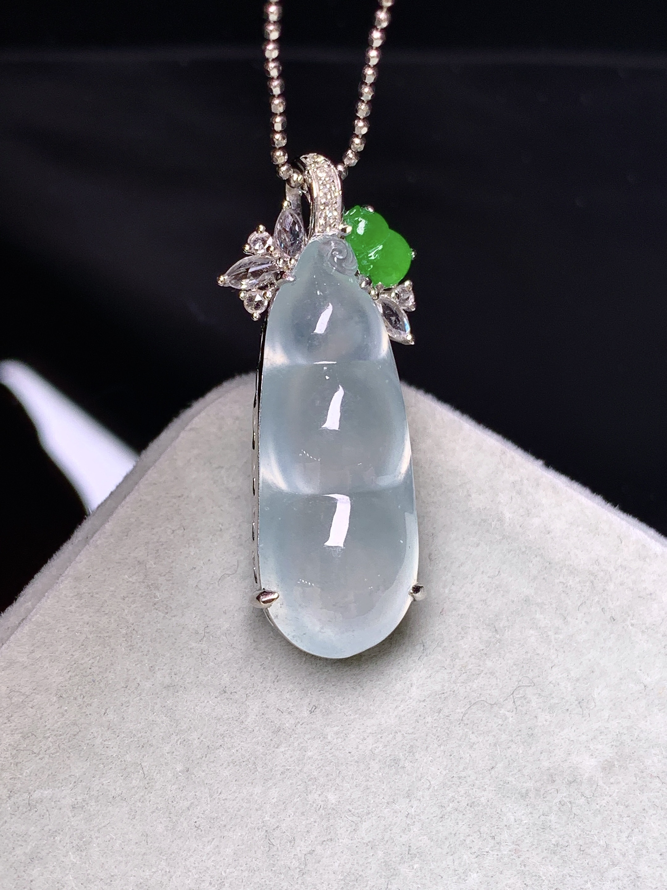 18k金钻镶嵌冰种四季豆吊坠 玉质细腻 色泽艳丽清新 水润亮眼 整体尺寸30.3*9.8*8c2