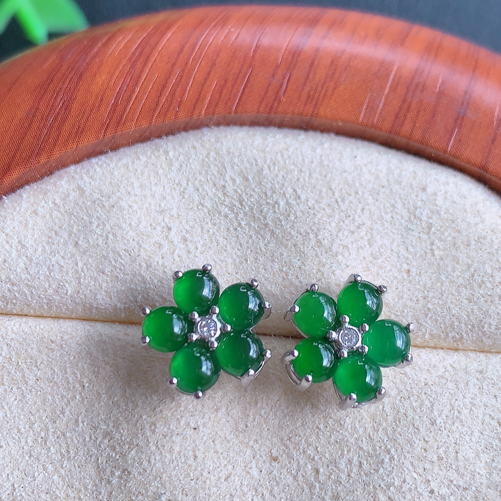 冰润满绿翡翠925银镶嵌耳钉，自然光实拍，翠色灵动，颜色漂亮，种老水足，品相佳，佩戴佳品！W815.18  取一整体尺寸：10.5-4mm  裸石尺寸：3mm