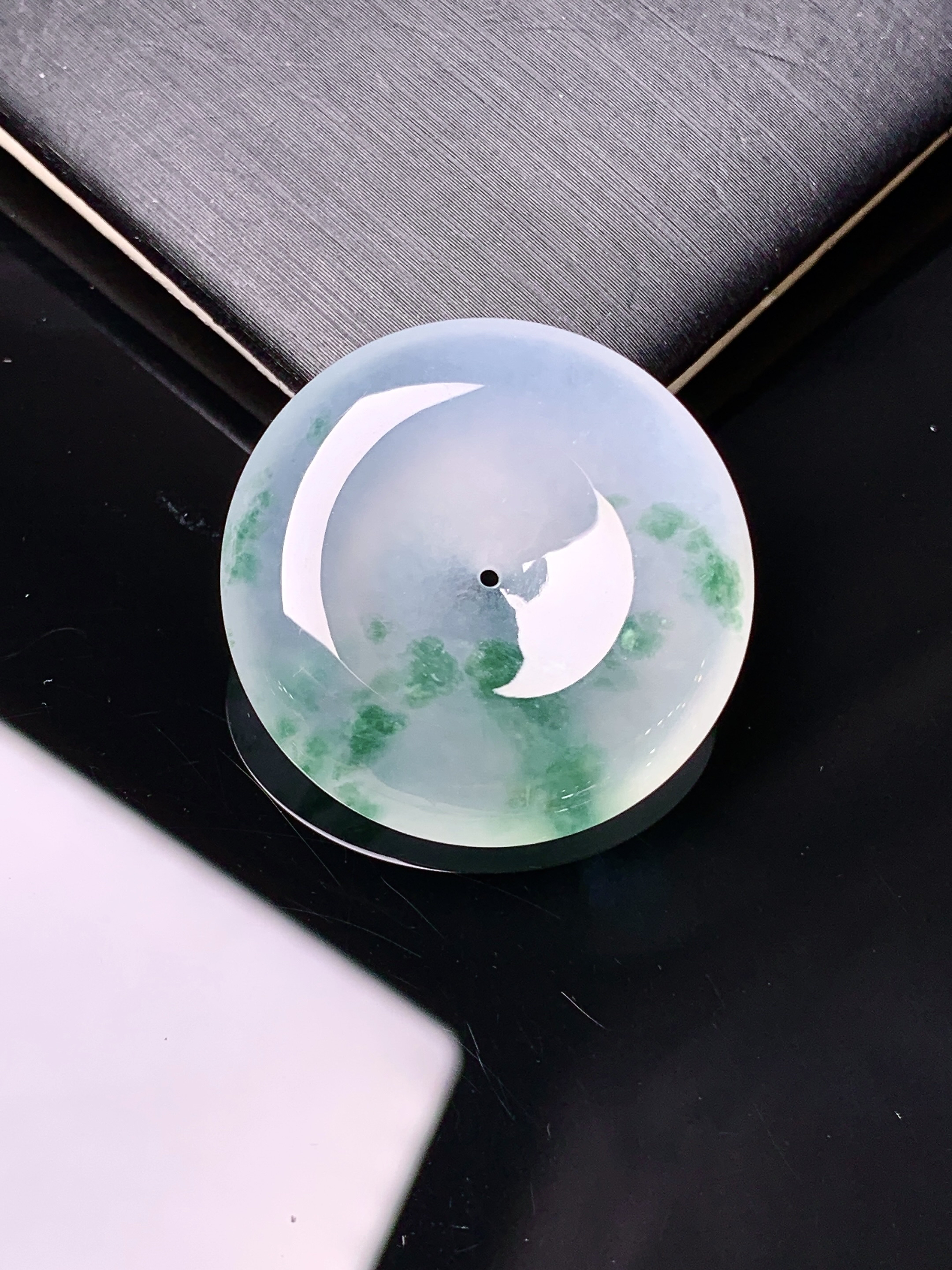 冰种飘绿平安扣吊坠 玉质细腻 色泽艳丽清新 水润亮眼 整体尺寸26.5*6x1