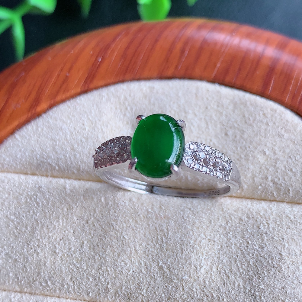 冰润满绿精美环形翡翠戒指  玉质细腻  冰清玉润  飘花灵动  颜色漂亮  W502.18   内径尺寸：18.5-8.8-6.8mm  裸石尺寸：8.8-6.8mm