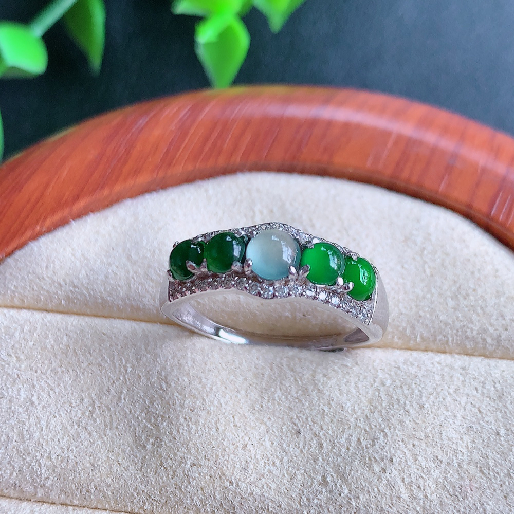 冰精美环形翡翠戒指  玉质细腻  冰清玉润  飘花灵动  颜色漂亮  W502.18   内径尺寸：