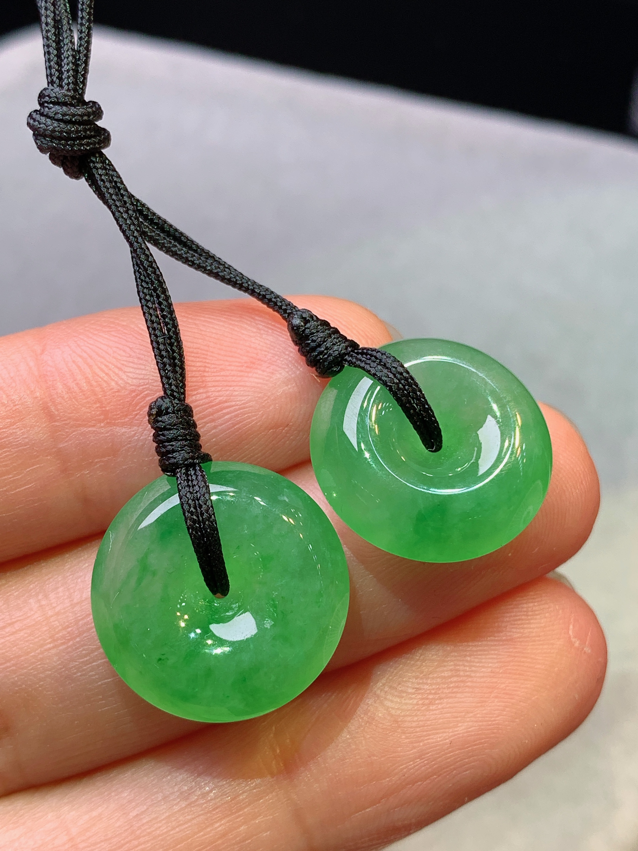 翠绿平安扣一对 玉质细腻 色泽艳丽清新 水润亮眼 整体尺寸16.5*6.5g1