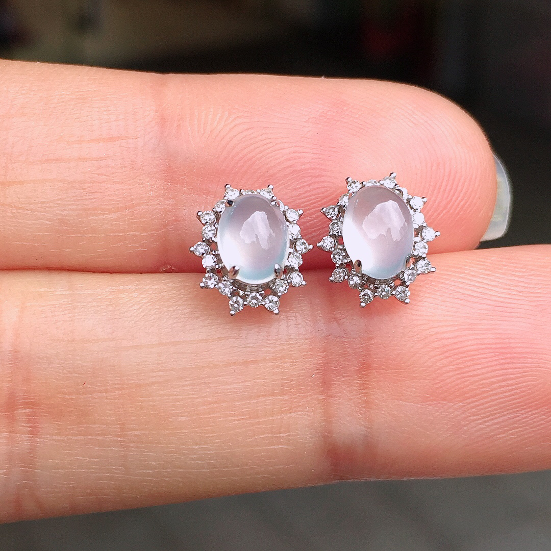 玻璃种蛋面耳钉，玉质细腻，荧光感超
强，饱满圆润，尽显优雅气质，18k
金豪华镶嵌