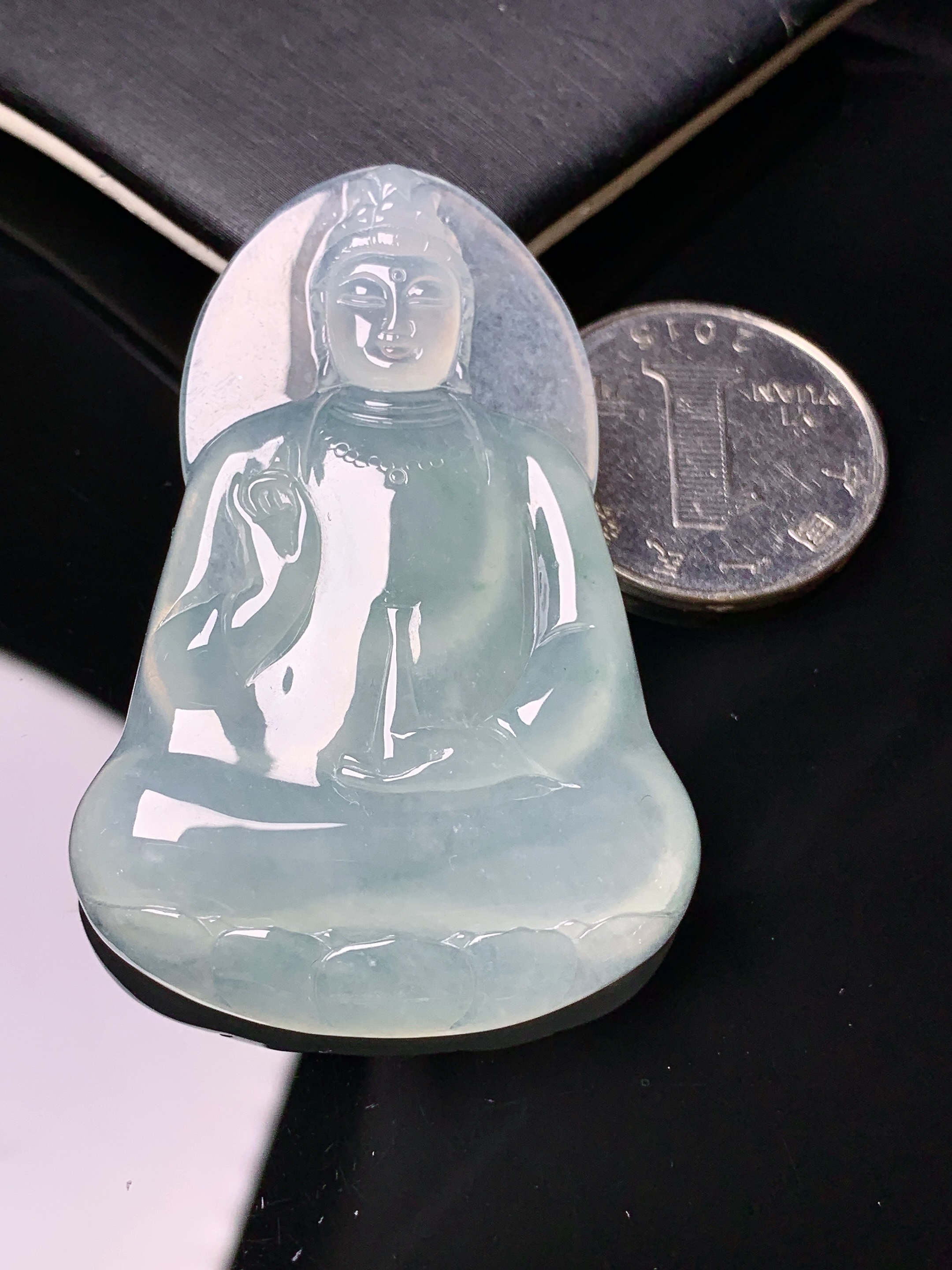 冰种观音菩萨吊坠 玉质细腻 色泽艳丽清新 水润亮眼 整体尺寸54.8*37.3*5.8