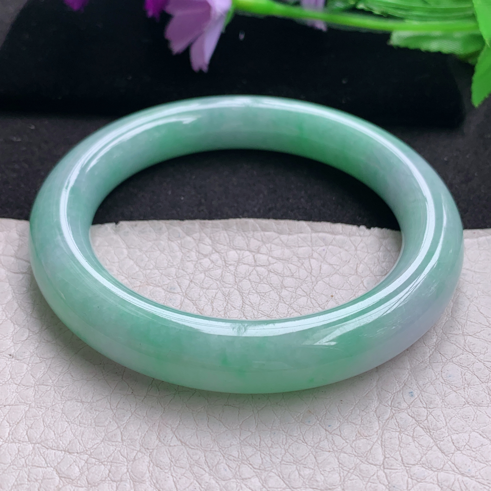 js实拍59*11.5*11美人镯 缅甸翡翠a货玉手镯精美淡春带彩圆条玉手环