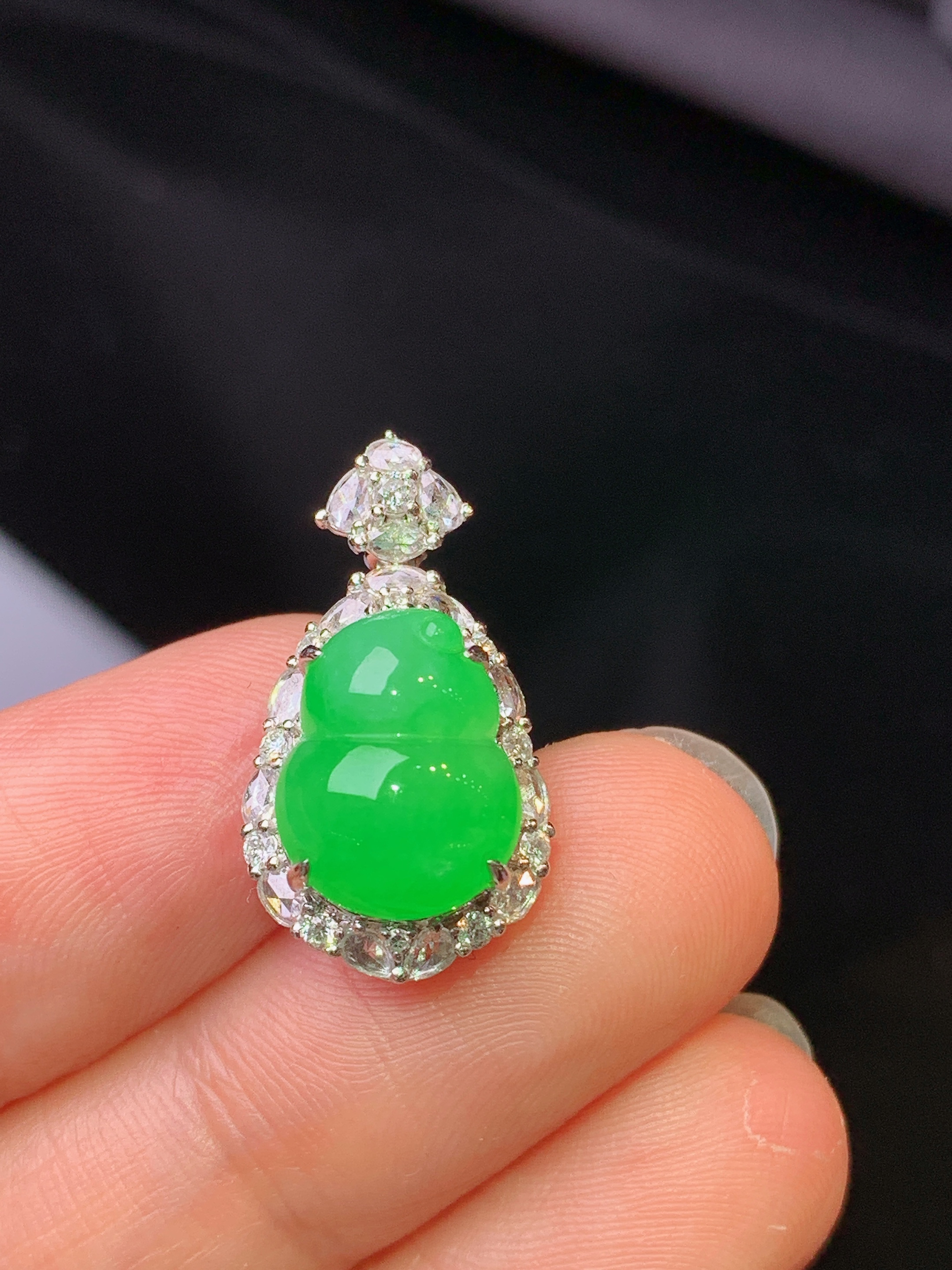 18k金钻镶嵌翠绿葫芦吊坠 玉质细腻 色泽艳丽清新 水润亮眼 整体尺寸21.8*12*10.5g1