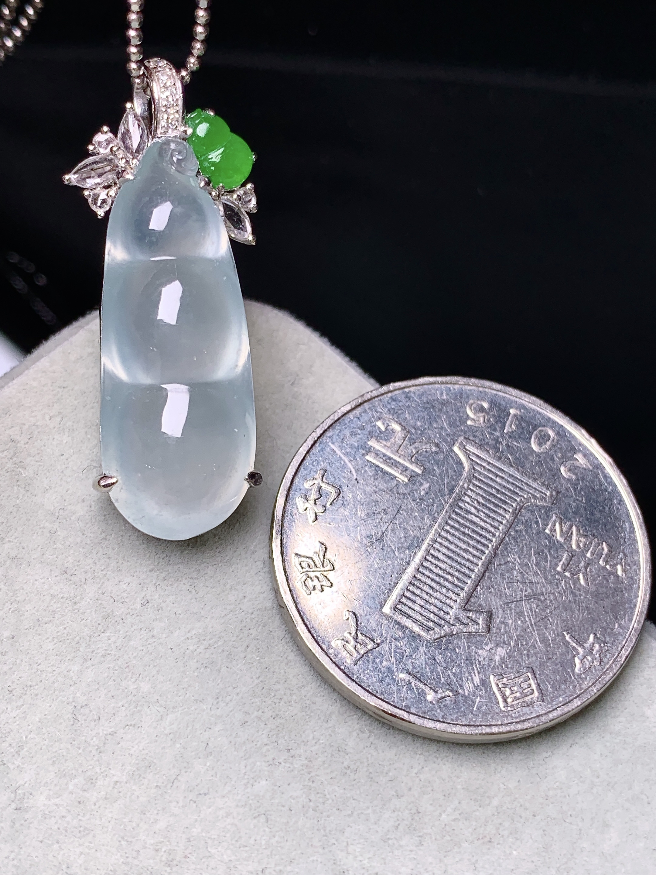 18k金钻镶嵌冰种四季豆吊坠 玉质细腻 色泽艳丽清新 水润亮眼 整体尺寸30.3*9.8*8c2
