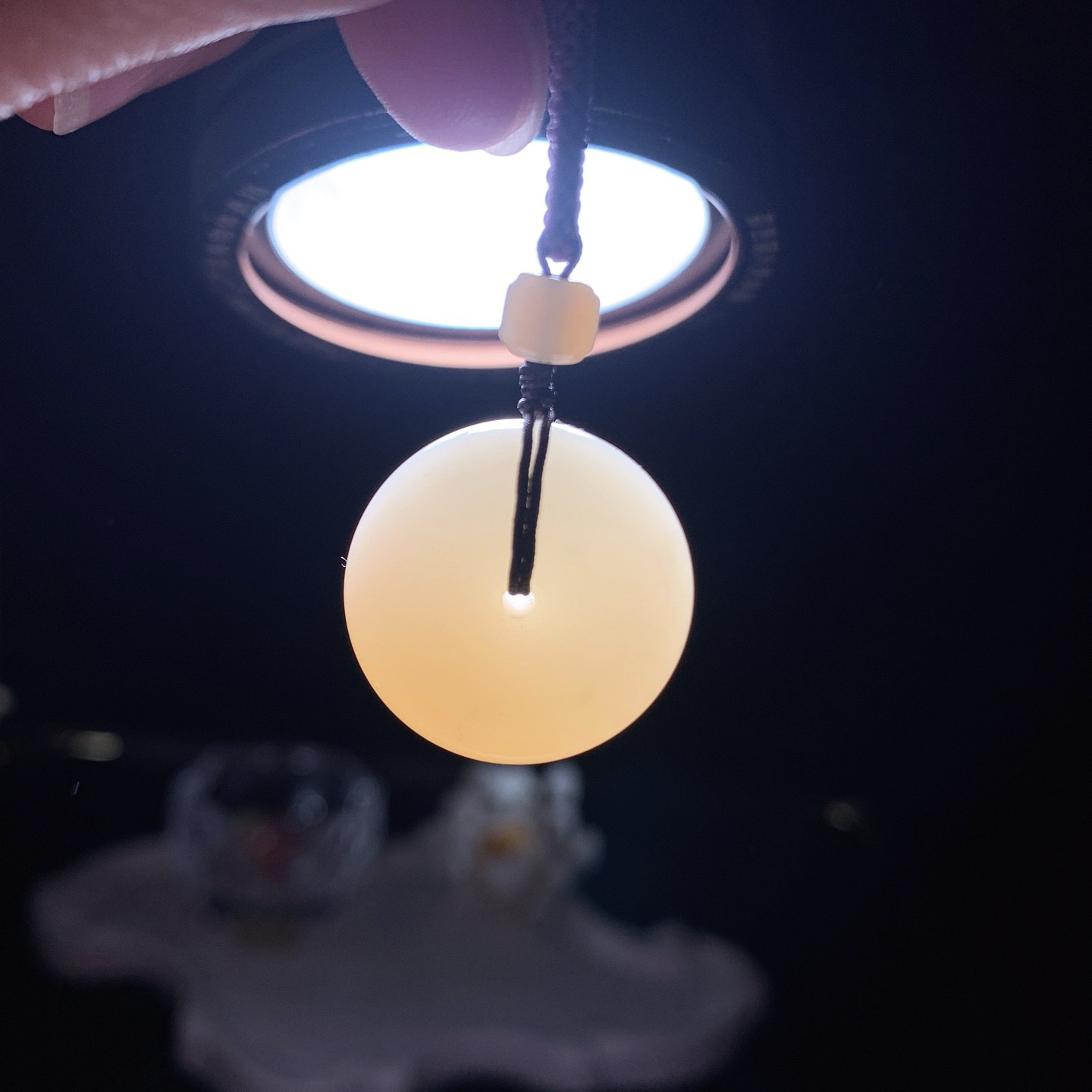 和田玉白玉糖料平安扣挂件 尺寸22/10重11.3克。玉质细腻油润。手推出油。佩戴高端典雅。lt260319