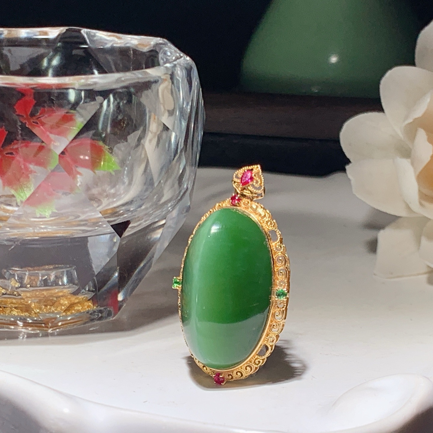 和田玉阳绿18k金俄罗斯碧玉蛋面挂件 尺寸30/21/11重7.8克。玉质细腻油润。手推出油。佩戴高端典雅。lt260319