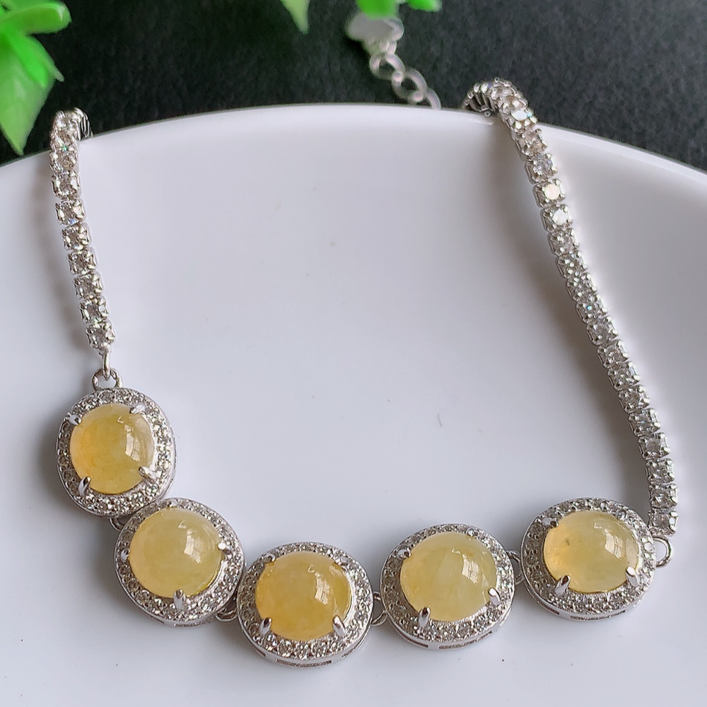 冰黄翡蛋面手链，水水润润，珠圆玉润，颜色鲜艳，妙明清净，清秀高雅，佩戴效果优雅迷人！性价比超值 W815.18  取一尺寸：10-8.8-6.8mm    裸石尺寸：6.5mm