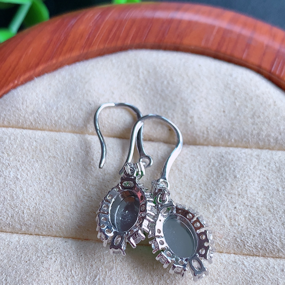 冰润满绿翡翠925银镶嵌耳钉，自然光实拍，翠色灵动，颜色漂亮，种老水足，品相佳，佩戴佳品！W502.18  取一整体尺寸：19-9.5-5.5mm  裸石尺寸：8-6mm