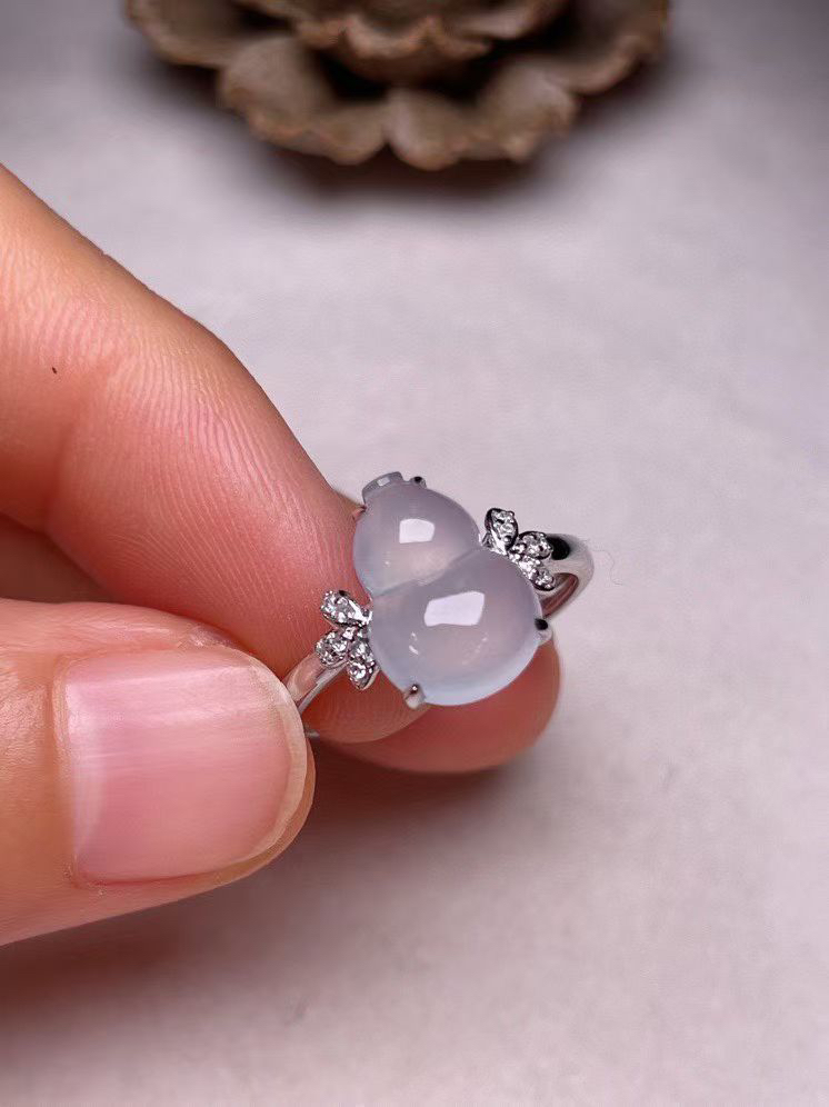 冰种葫芦戒指，真金真钻镶嵌，种水好，玉质细腻 .裸石尺寸 11.8*8.1