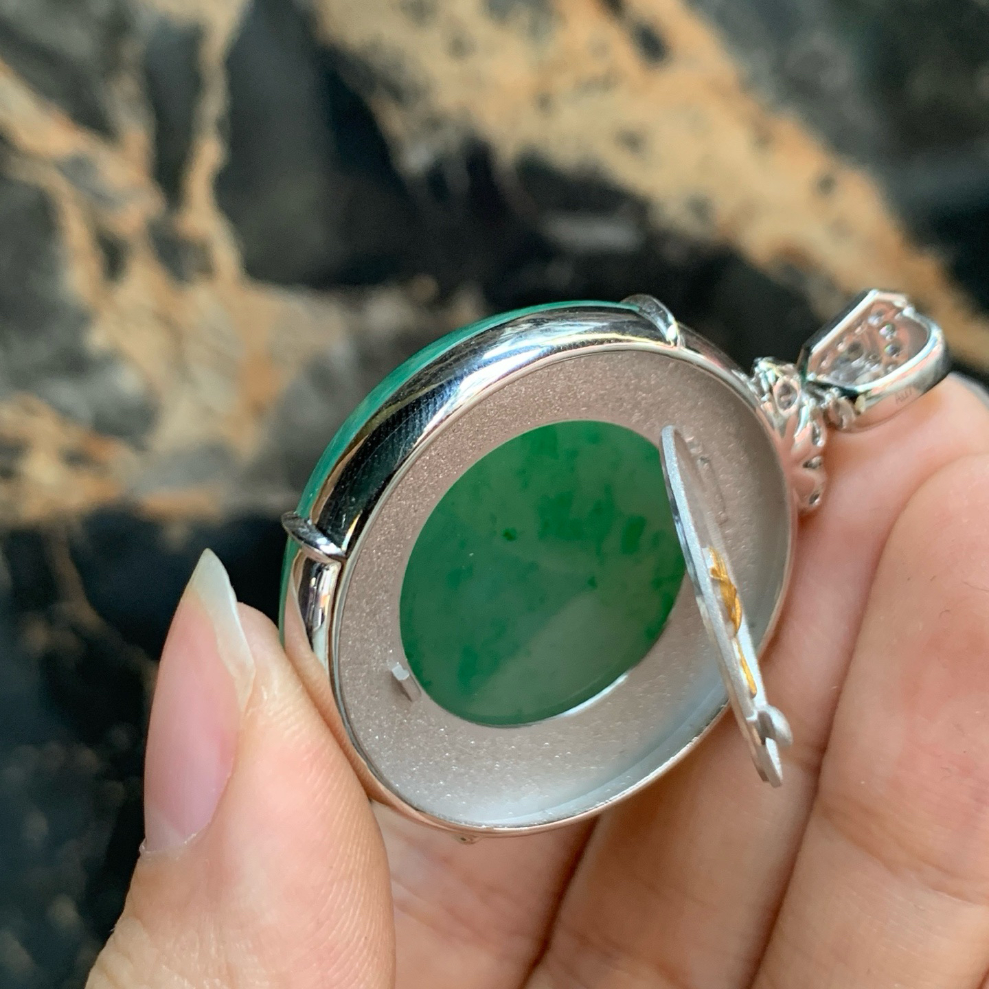 冰糯种带色圆牌吊坠 尺寸43.7-32-7毫米