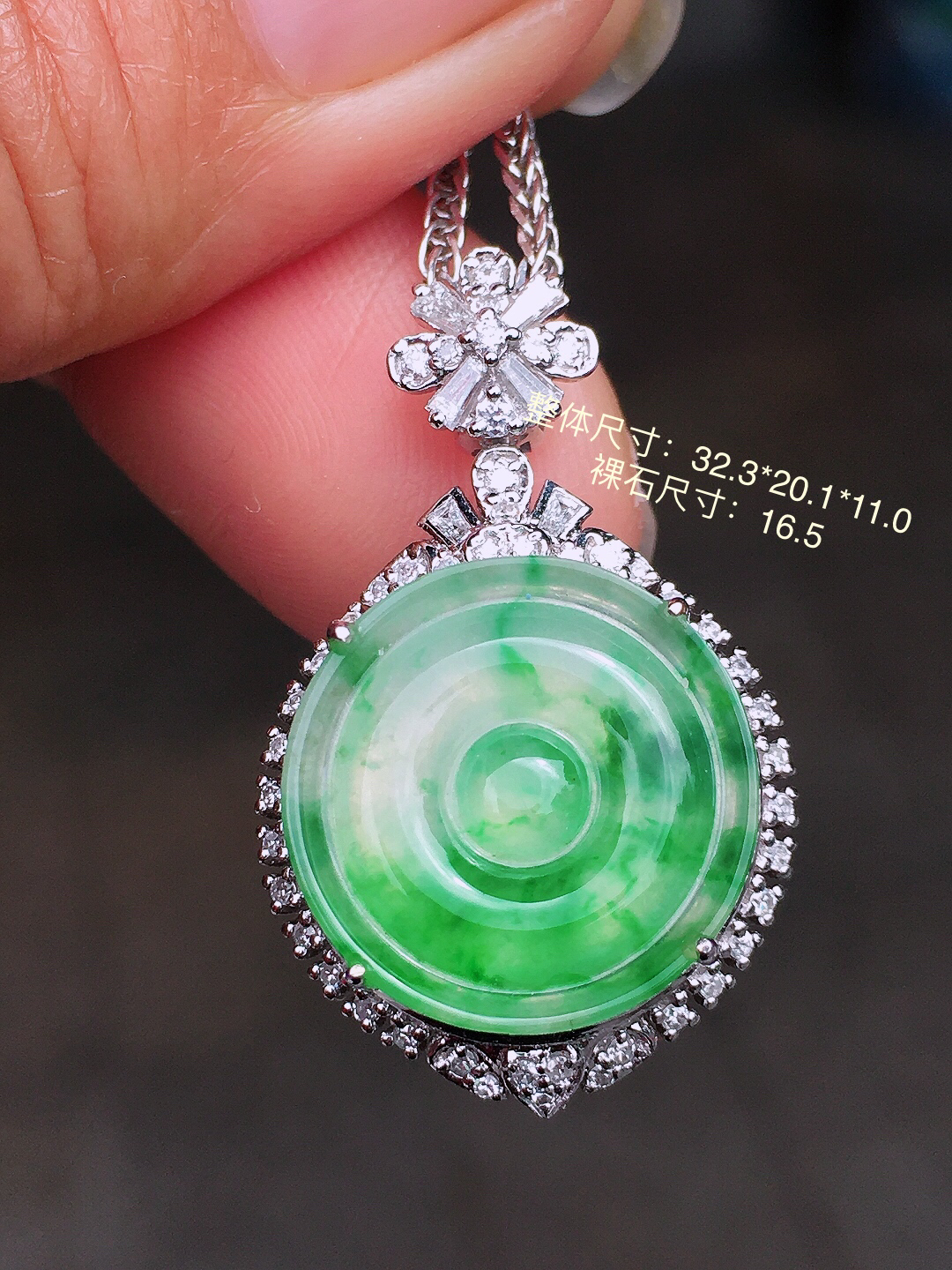 飘绿平安扣吊坠，色泽艳丽，玉质细腻，荧光感超
强，饱满圆润，尽显优雅气质，18k
金豪华镶嵌