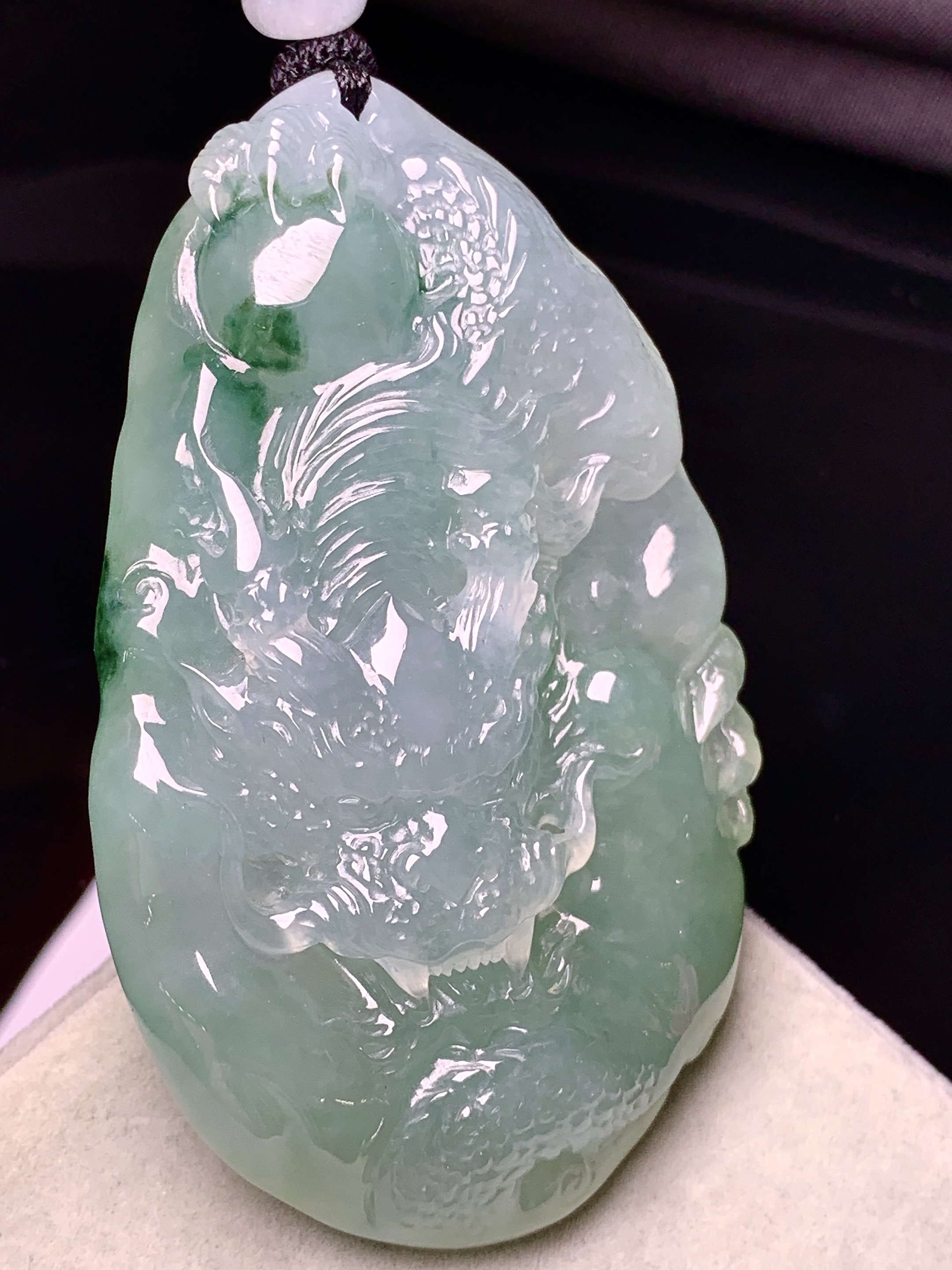 飘绿龙牌吊坠 玉质细腻 色泽艳丽清新 水润亮眼 整体尺寸65*40.5*12.3w1