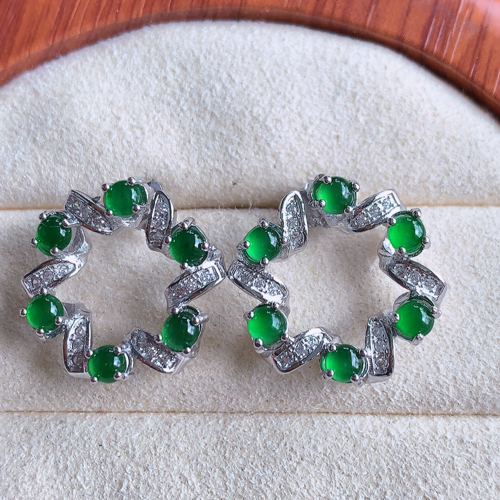 冰润满绿翡翠925银镶嵌耳钉，自然光实拍，翠色灵动，颜色漂亮，种老水足，品相佳，佩戴佳品！W815.