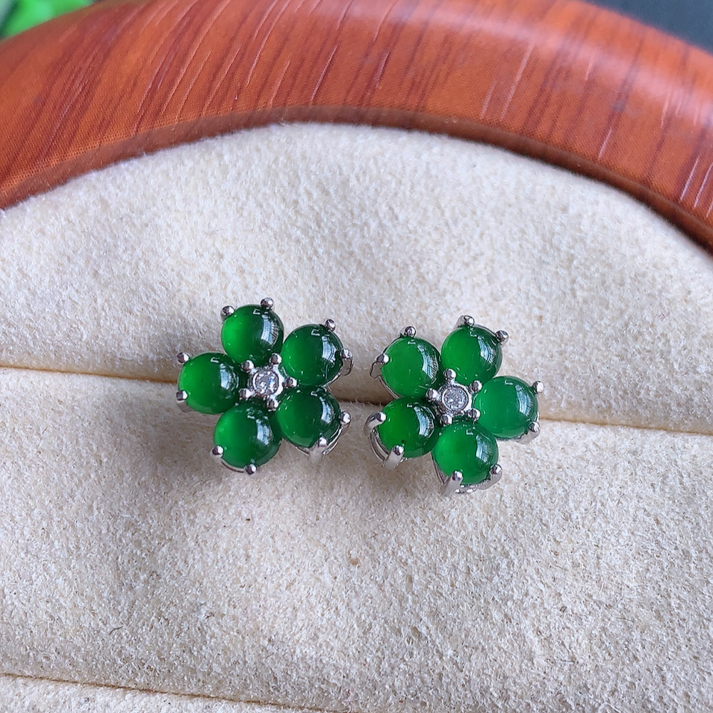 冰润满绿翡翠925银镶嵌耳钉，自然光实拍，翠色灵动，颜色漂亮，种老水足，品相佳，佩戴佳品！W815.