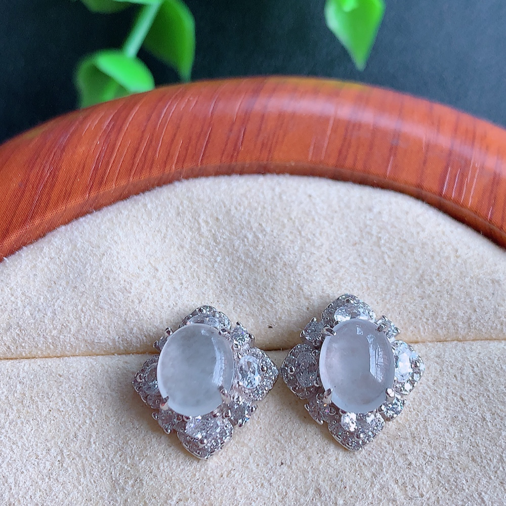 冰翡翠925银镶嵌耳钉，自然光实拍，翠色灵动，颜色漂亮，种老水足，品相佳，佩戴佳品！W502.18  取一整体尺寸：14-13-6.3mm  裸石尺寸：8-6.3mm