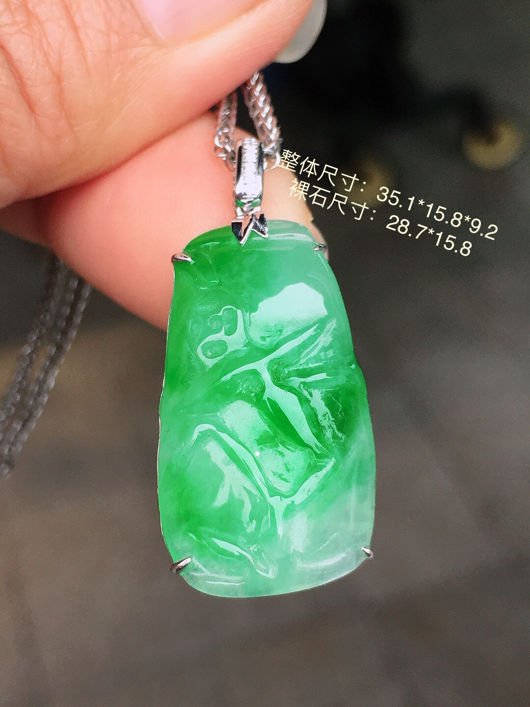 阳绿【节节高升】吊坠，色泽艳丽，玉质细腻，荧光感超
强，饱满圆润，尽显优雅气质，18k
金豪华镶嵌