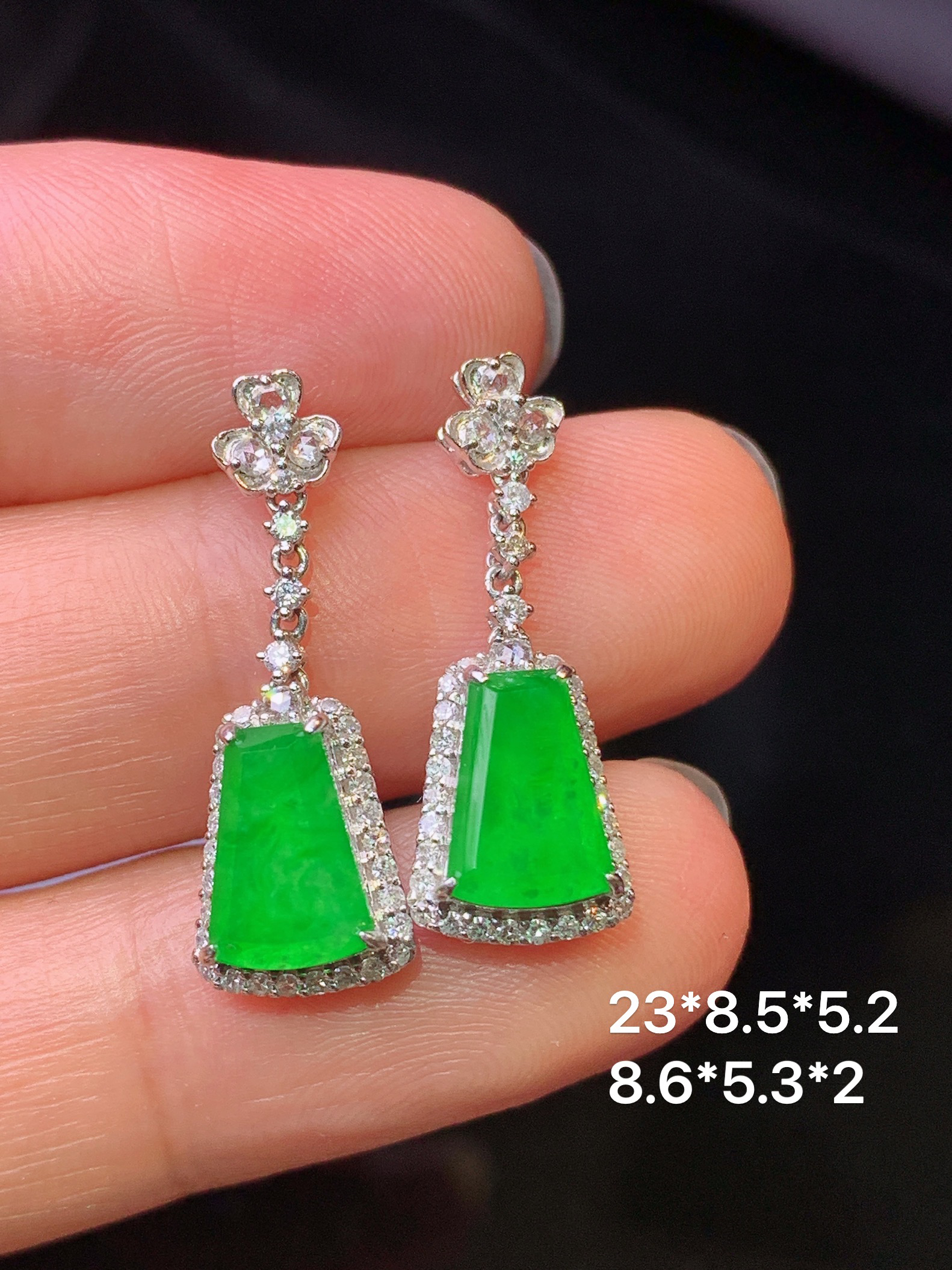 18k金钻镶嵌翠绿无事牌耳坠 玉质细腻 色泽艳丽清新 水润亮眼 整体尺寸23*8.5*5.2g1
