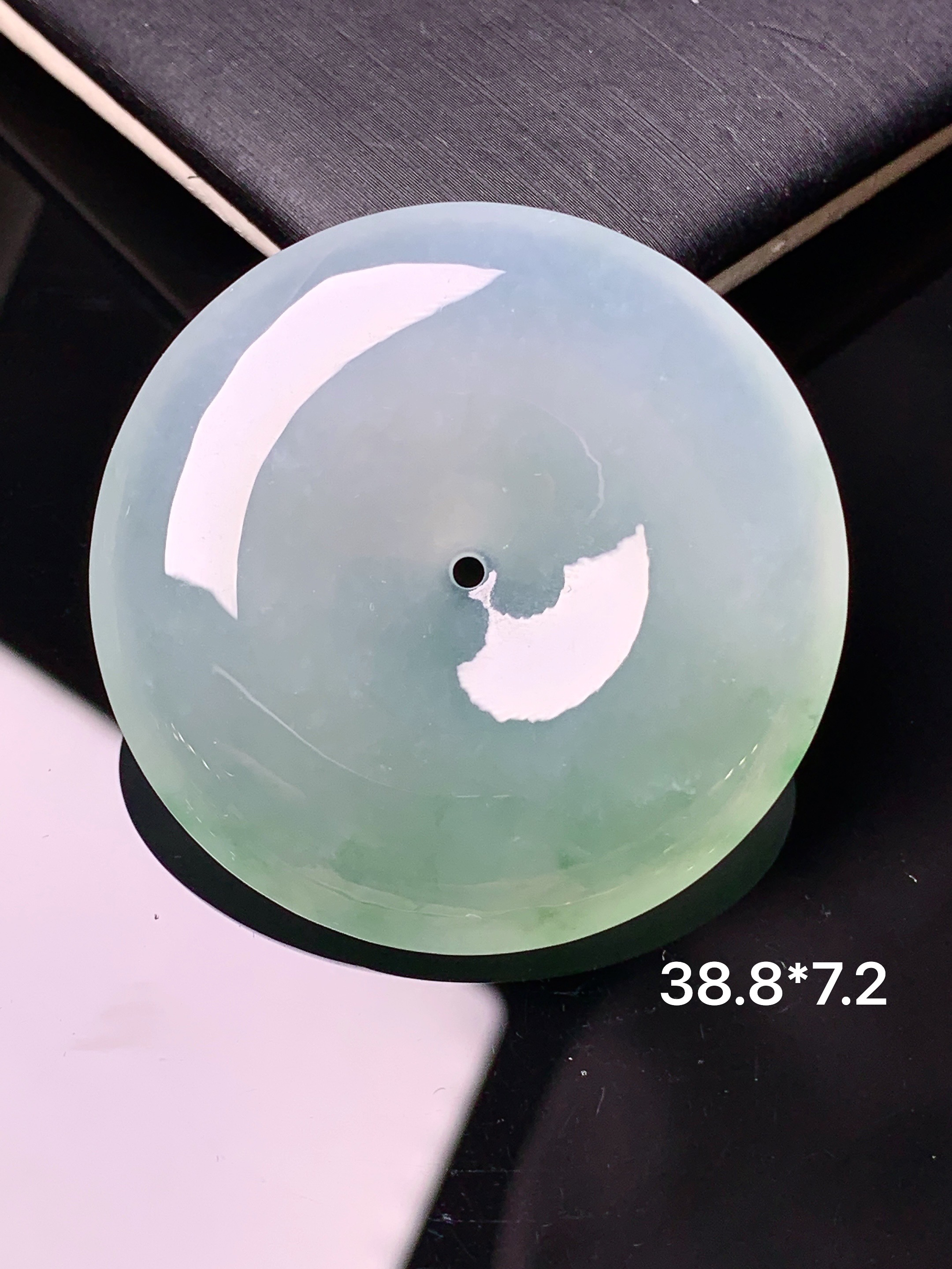 冰种飘绿平安扣吊坠 玉质细腻 色泽艳丽清新 水润亮眼 整体尺寸38.8*7.2a2