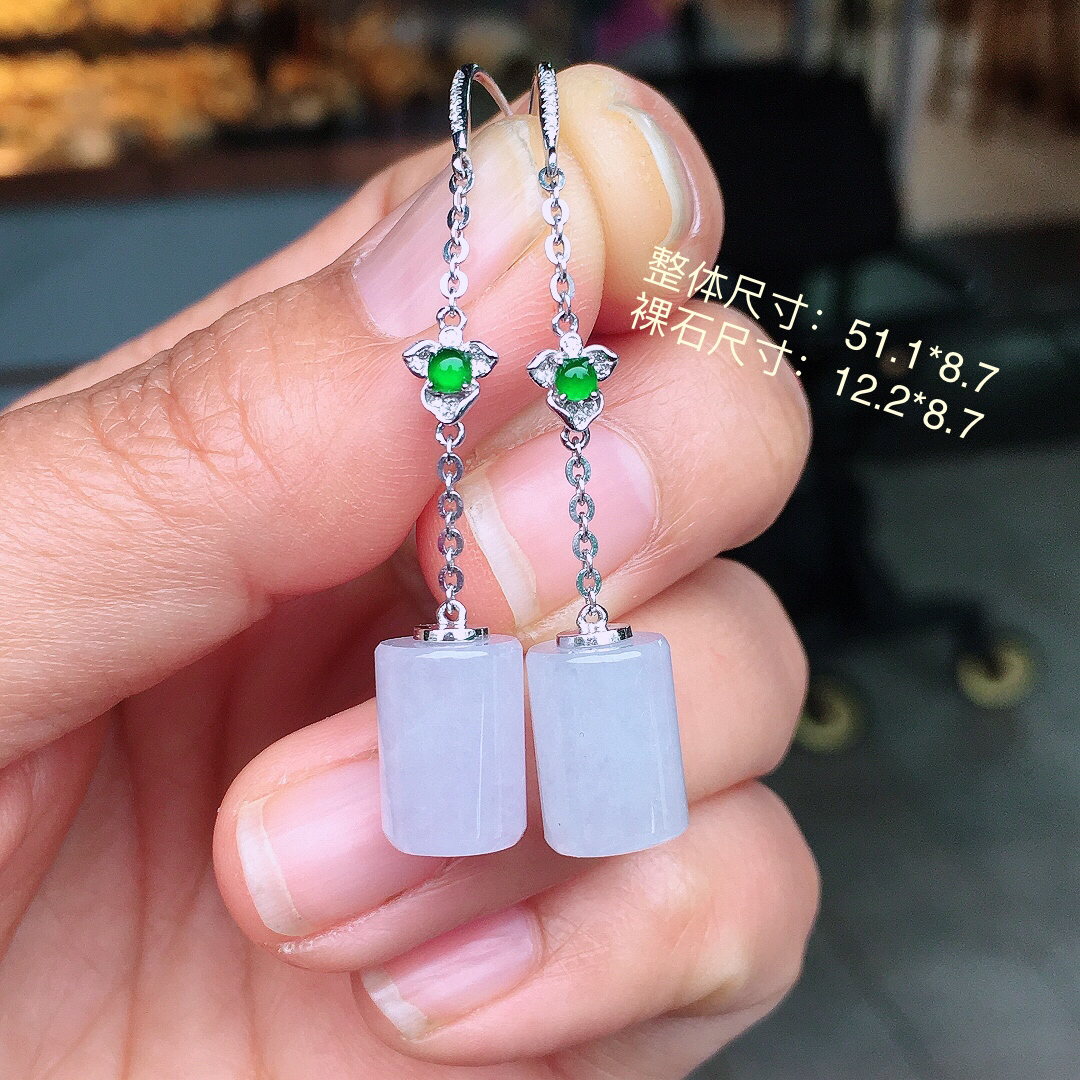 淡紫罗兰路路通耳坠，色泽均匀艳丽，玉质细腻，荧光感超
强，饱满圆润，尽显优雅气质，18k
金豪华镶嵌