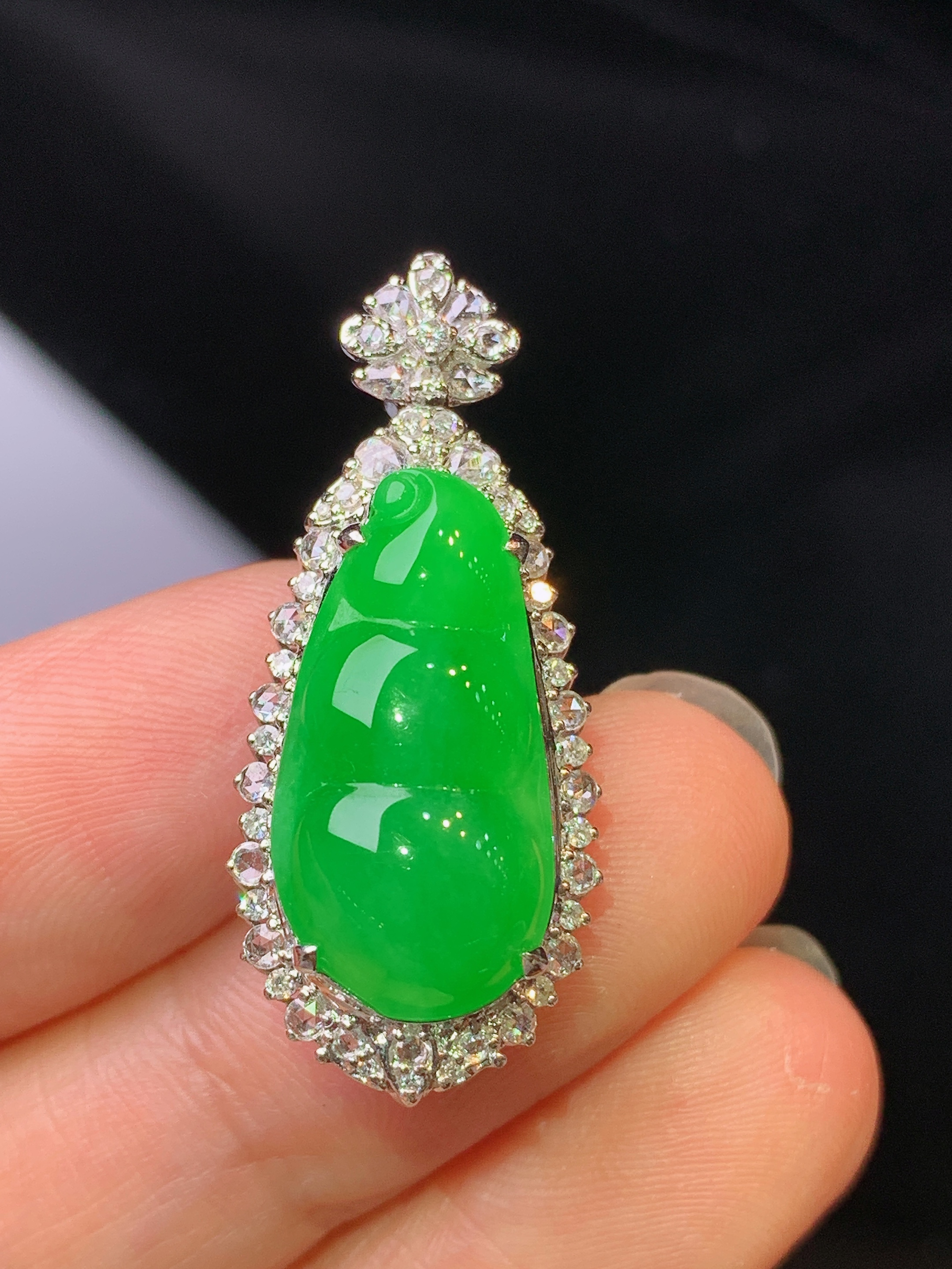 18k金钻镶嵌满绿四季豆吊坠 玉质细腻 色泽艳丽清新 水润亮眼 整体尺寸31.5*13.6*11h2