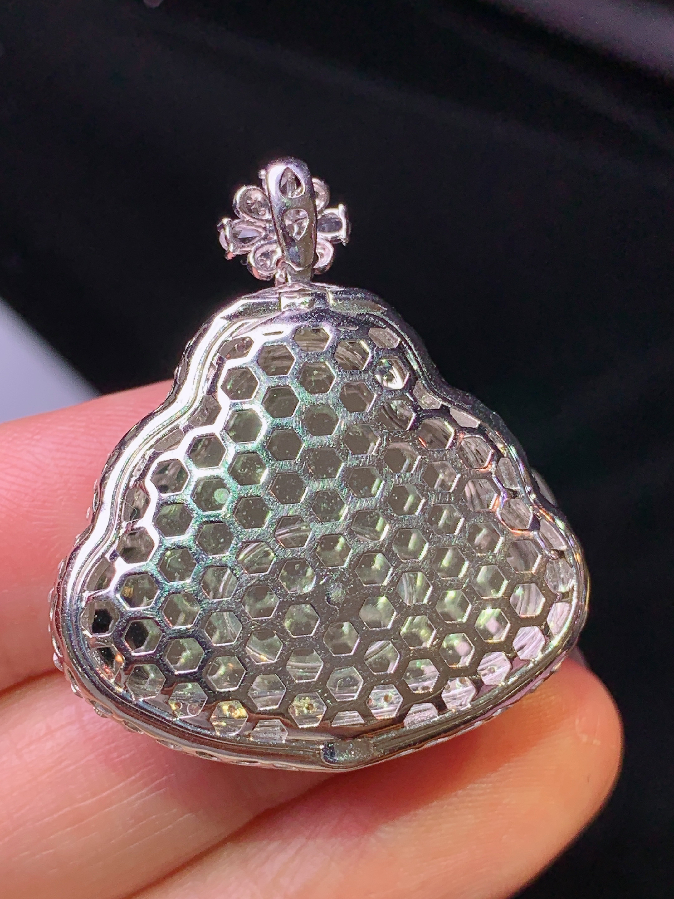 18k金钻镶嵌满绿佛公吊坠 玉质细腻 色泽艳丽清新 水润亮眼 整体尺寸33.5*29.5*10.2g1