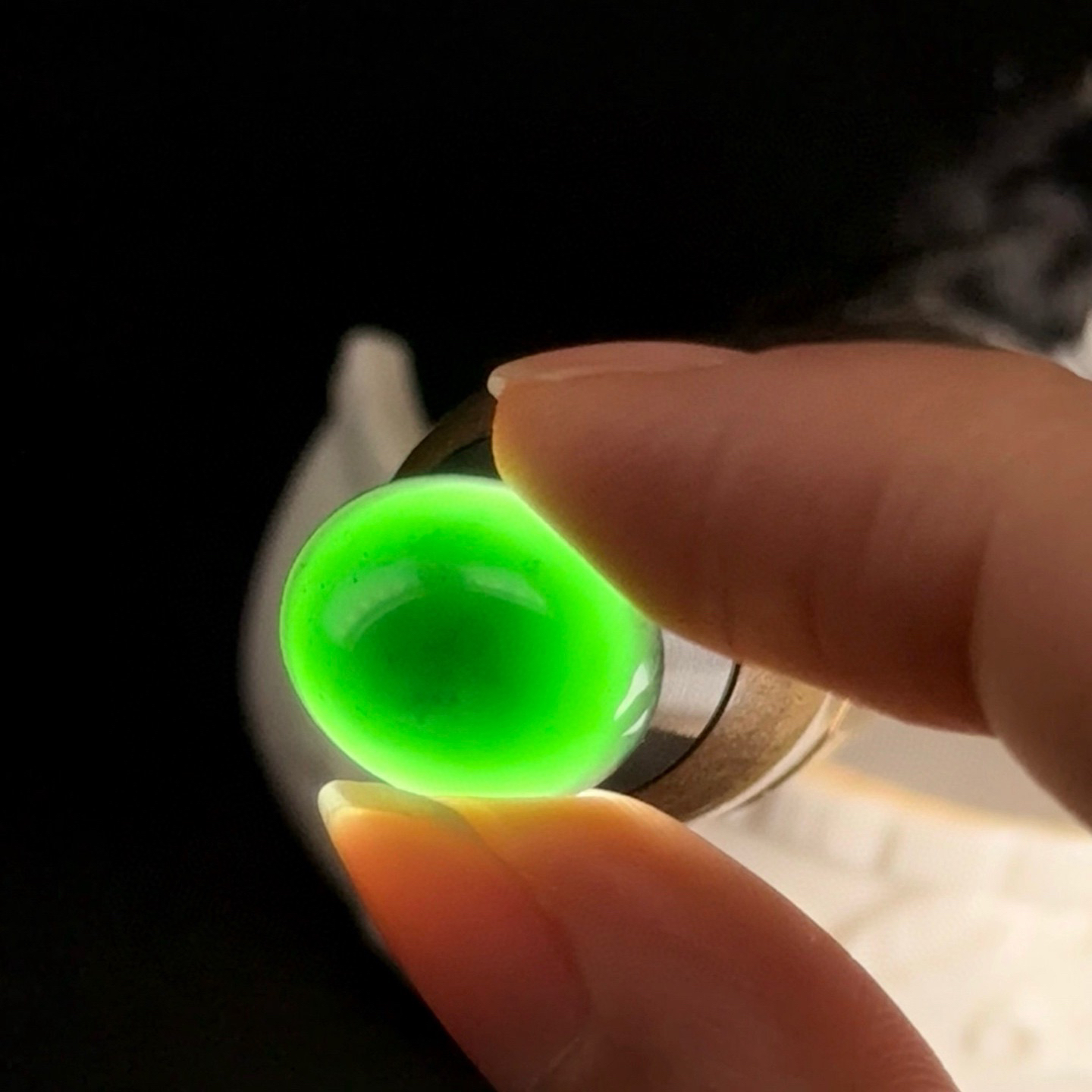 精品墨翠蛋面裸石 戒面 种好色正 黑度极好 打灯通透饱满大气 尺寸15.7