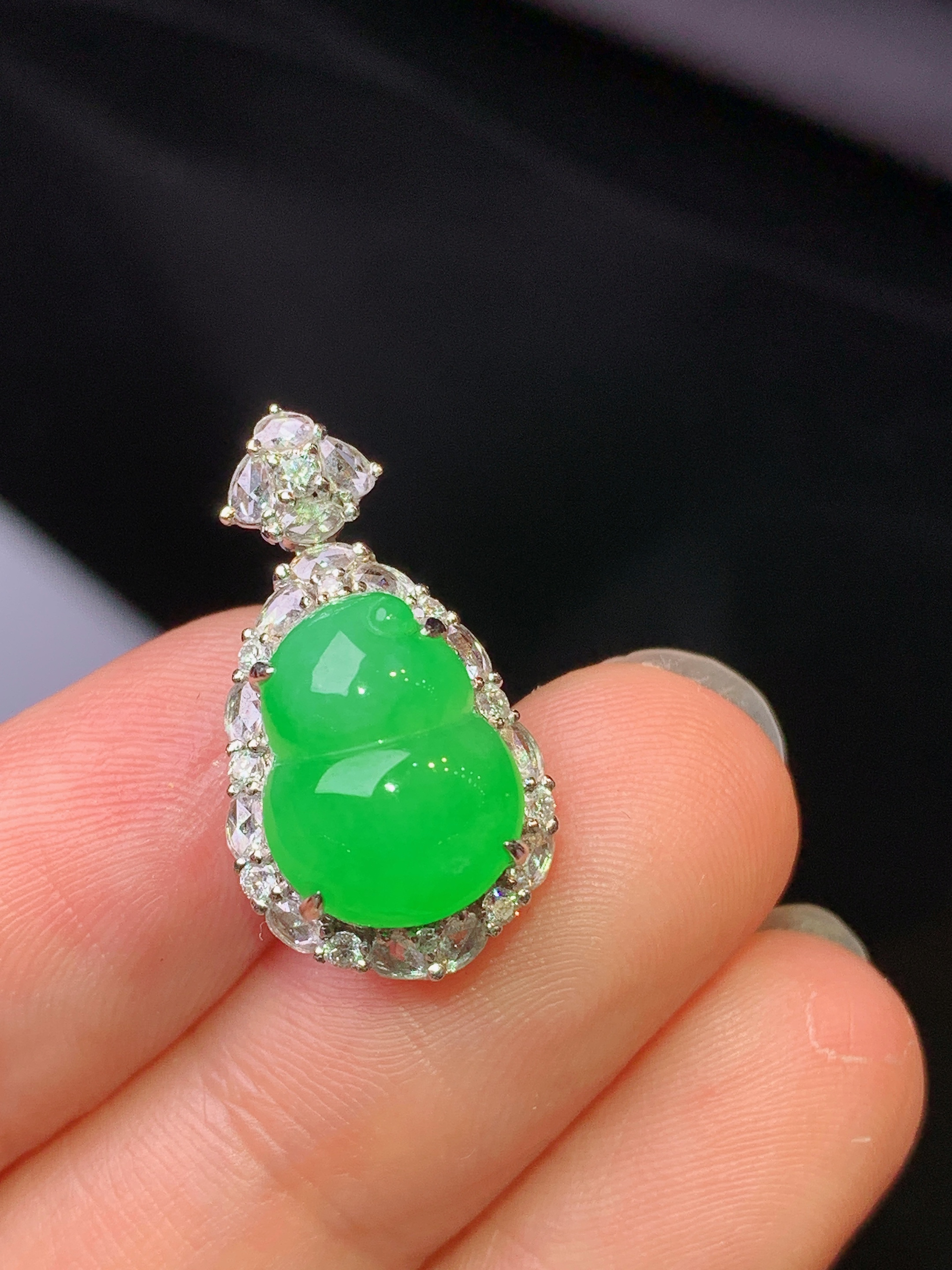 18k金钻镶嵌翠绿葫芦吊坠 玉质细腻 色泽艳丽清新 水润亮眼 整体尺寸21.8*12*10.5g1