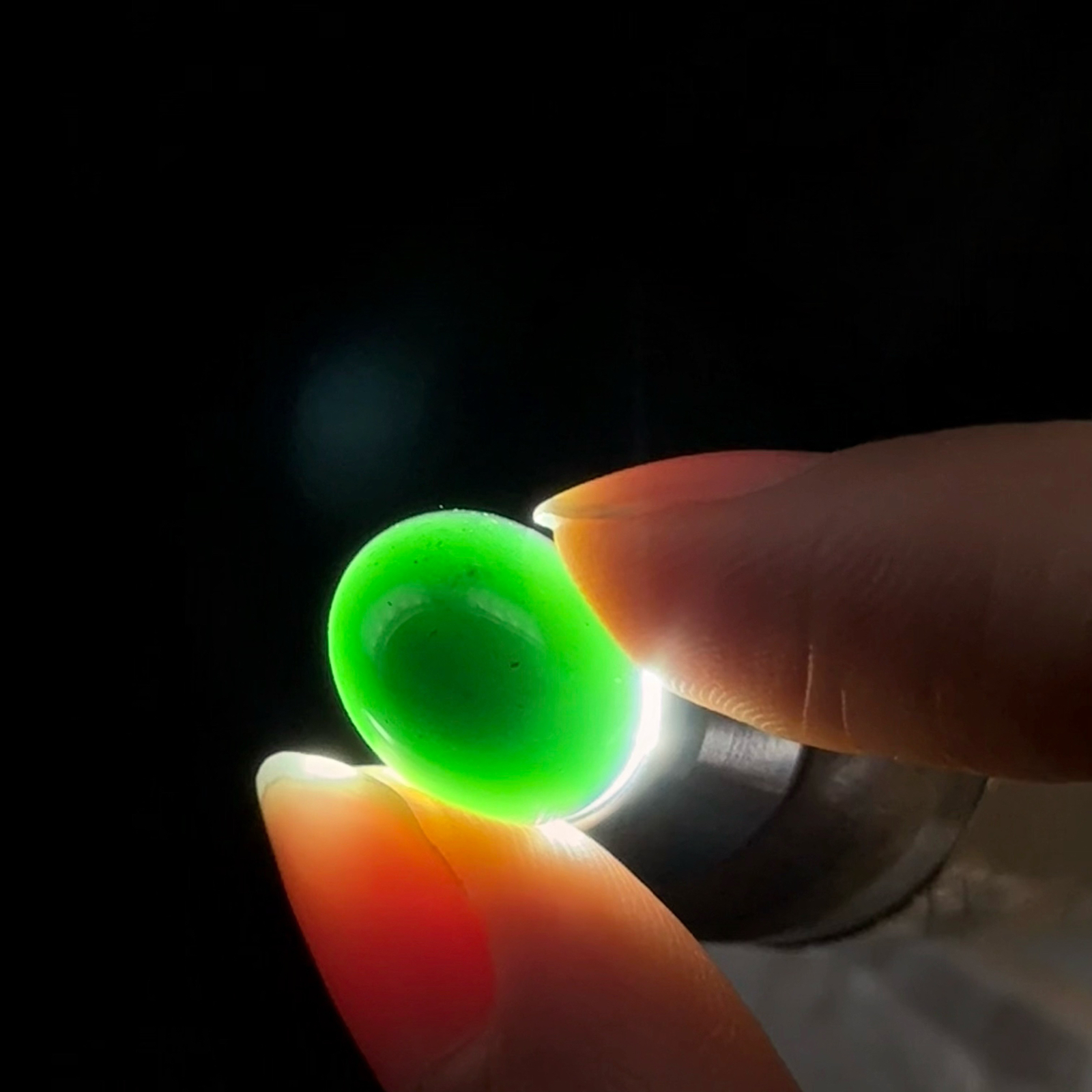 精品墨翠蛋面裸石 戒面 种好色正 黑度极好 打灯通透饱满大气 尺寸14.1