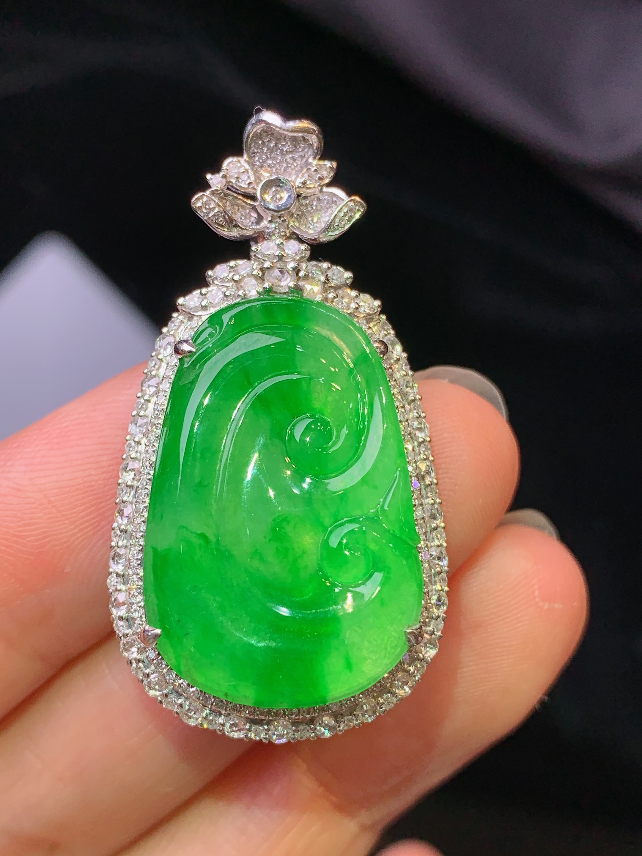 18k金钻镶嵌翠绿如意吊坠 玉质细腻 色泽艳丽清新 水润亮眼 整体尺寸38.8*21*7.8c2