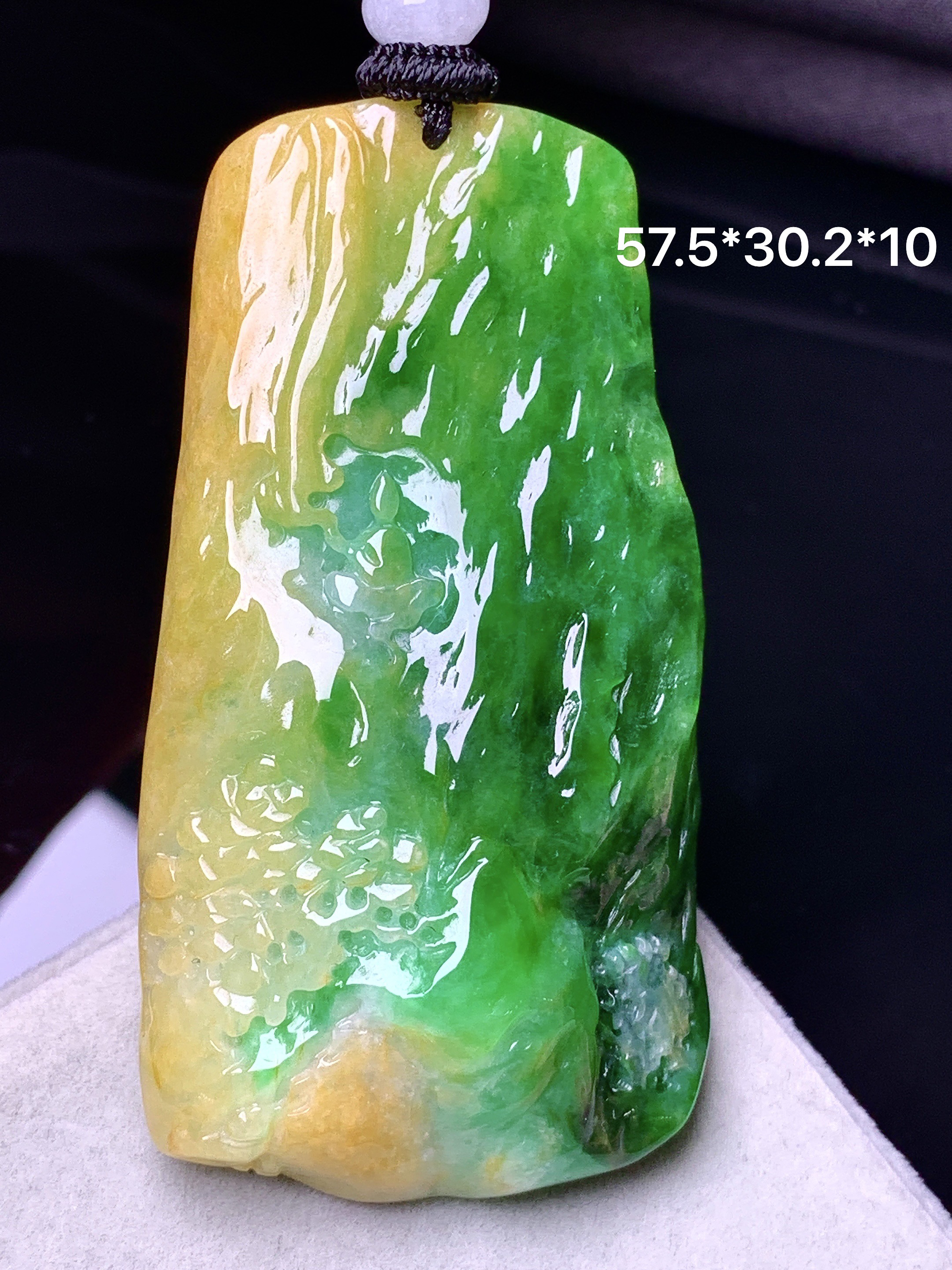 黄绿山水牌吊坠 玉质细腻 色泽艳丽清新 水润亮眼 整体尺寸57.5*30.2*10w1