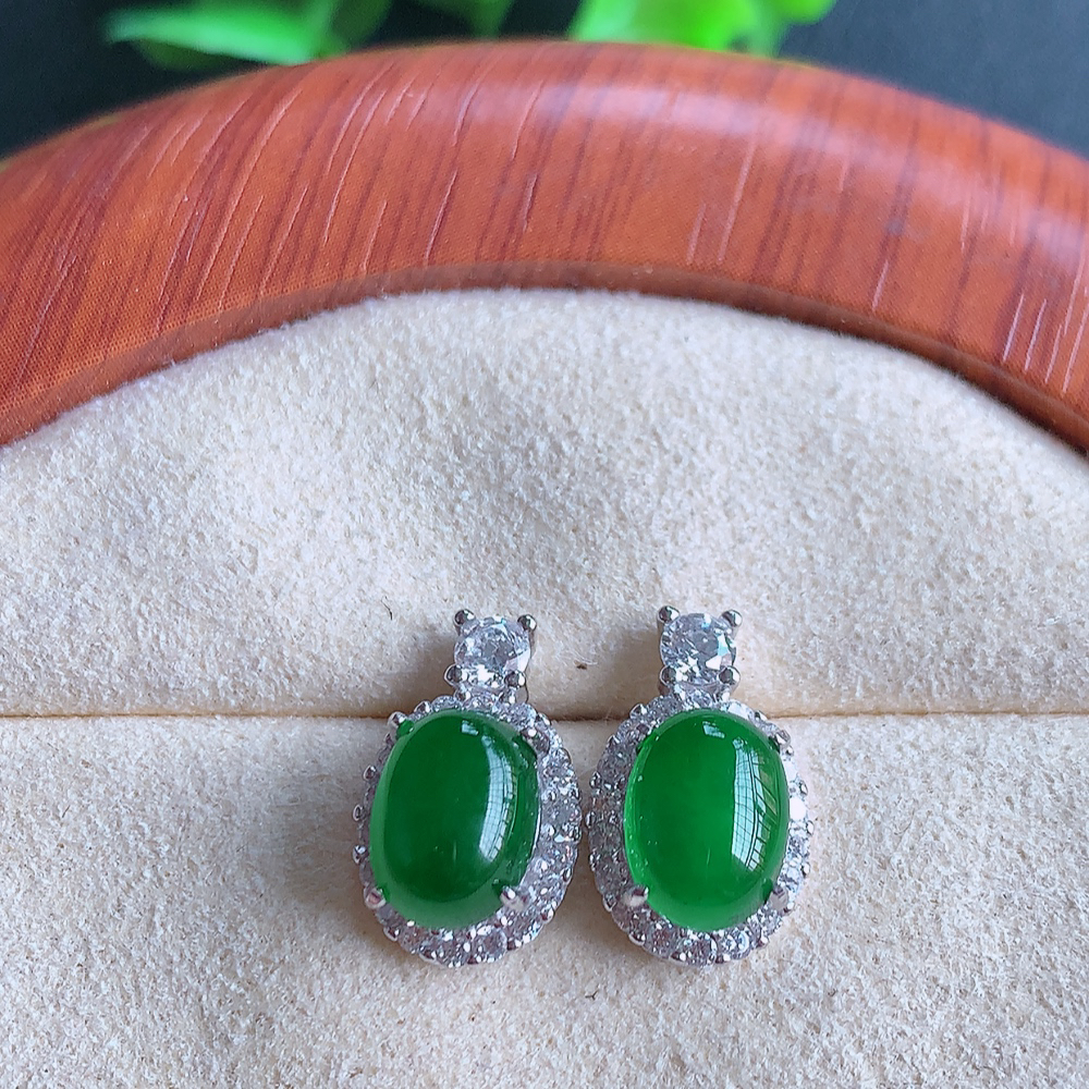 冰满绿翡翠925银镶嵌耳钉，自然光实拍，翠色灵动，颜色漂亮，种老水足，品相佳，佩戴佳品！W502.1