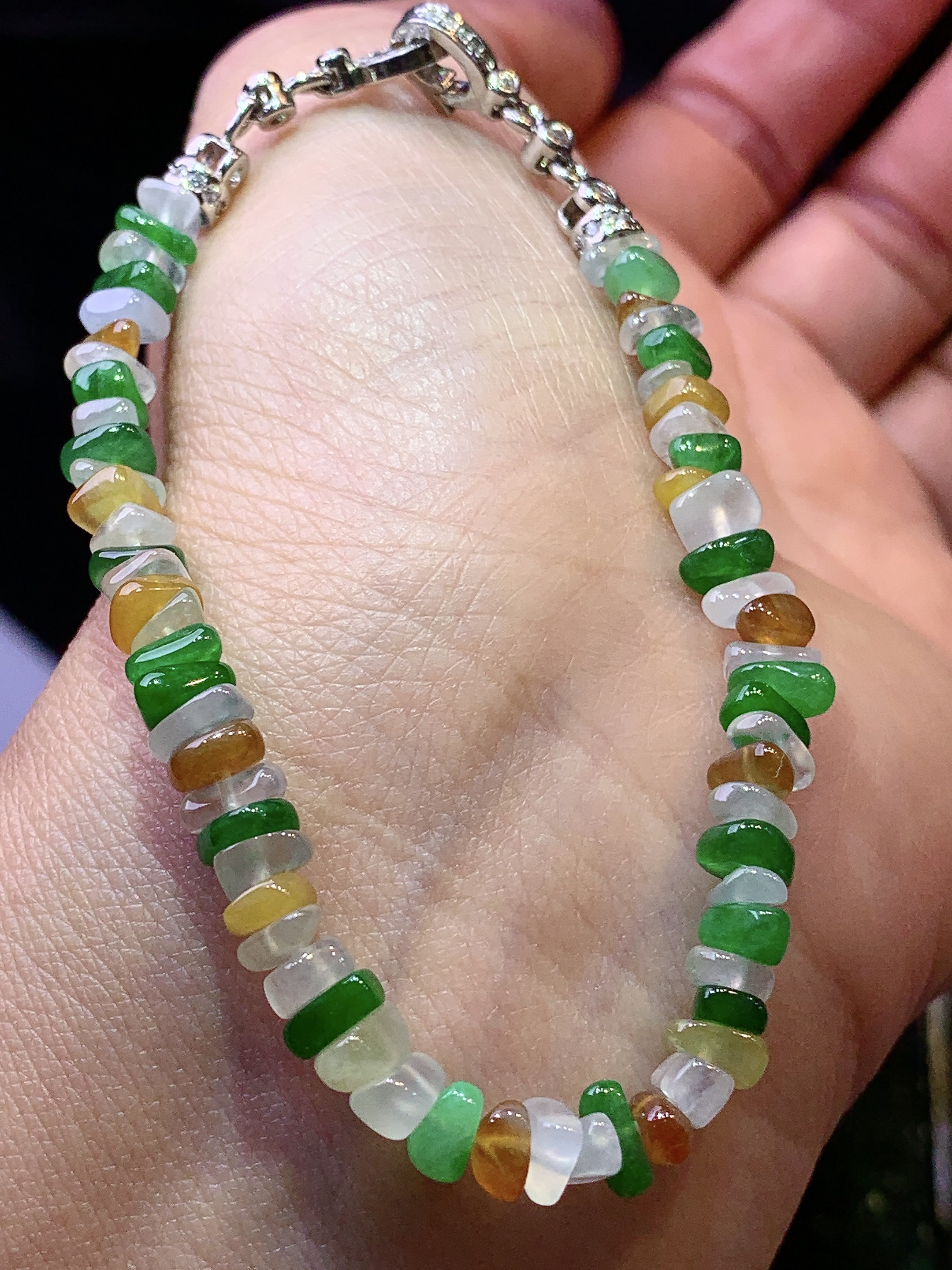 三色随形手链 玉质细腻 色泽艳丽清新 水润亮眼 整体尺寸5.2*4.5*2.6w1