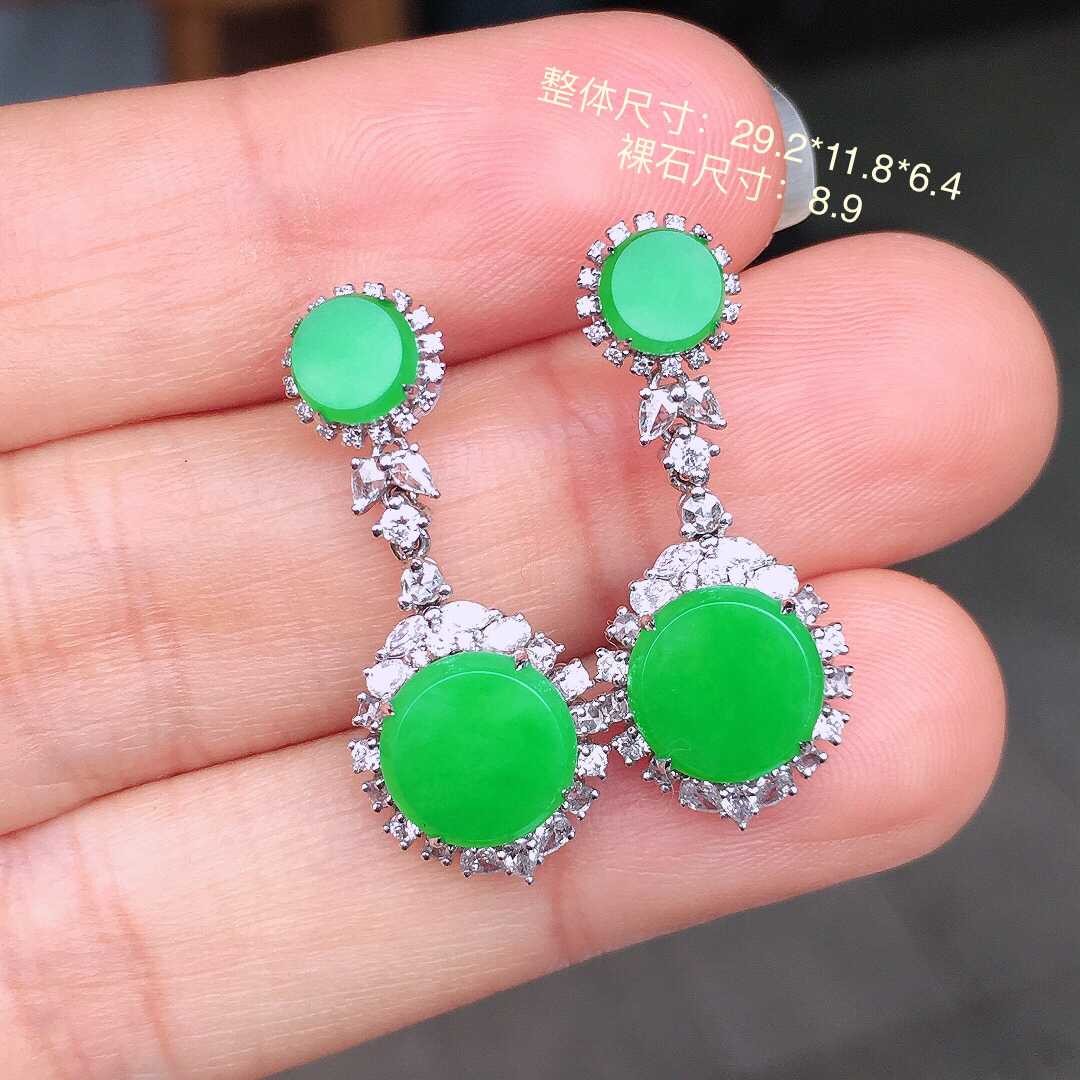 阳绿平安扣耳坠，色泽均匀艳丽，玉质细腻，荧光感超
强，饱满圆润，尽显优雅气质，18k
金豪华镶嵌